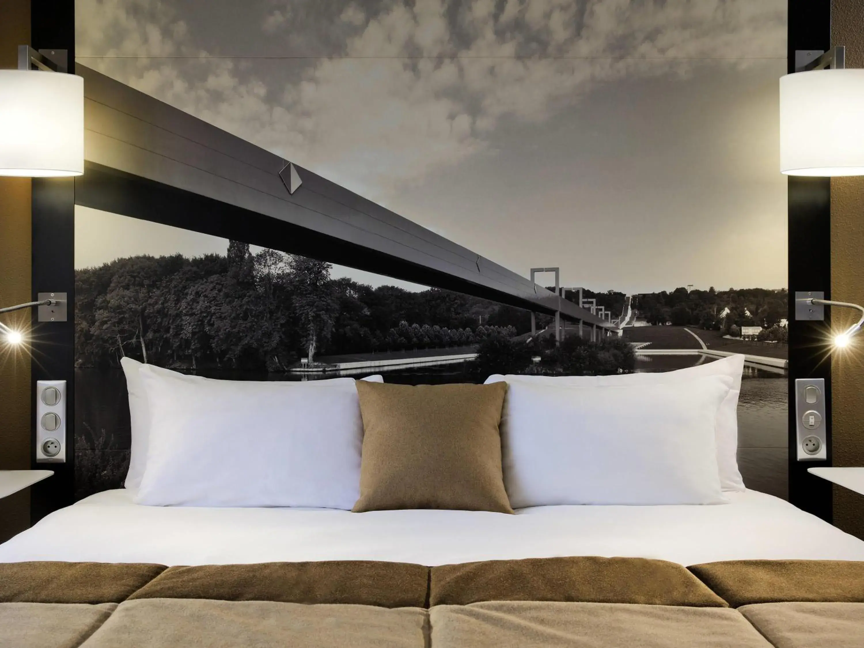 Bedroom, Bed in Mercure Cergy Pontoise Centre Bedroom, Bed in Mercure Cergy Pontoise Centre