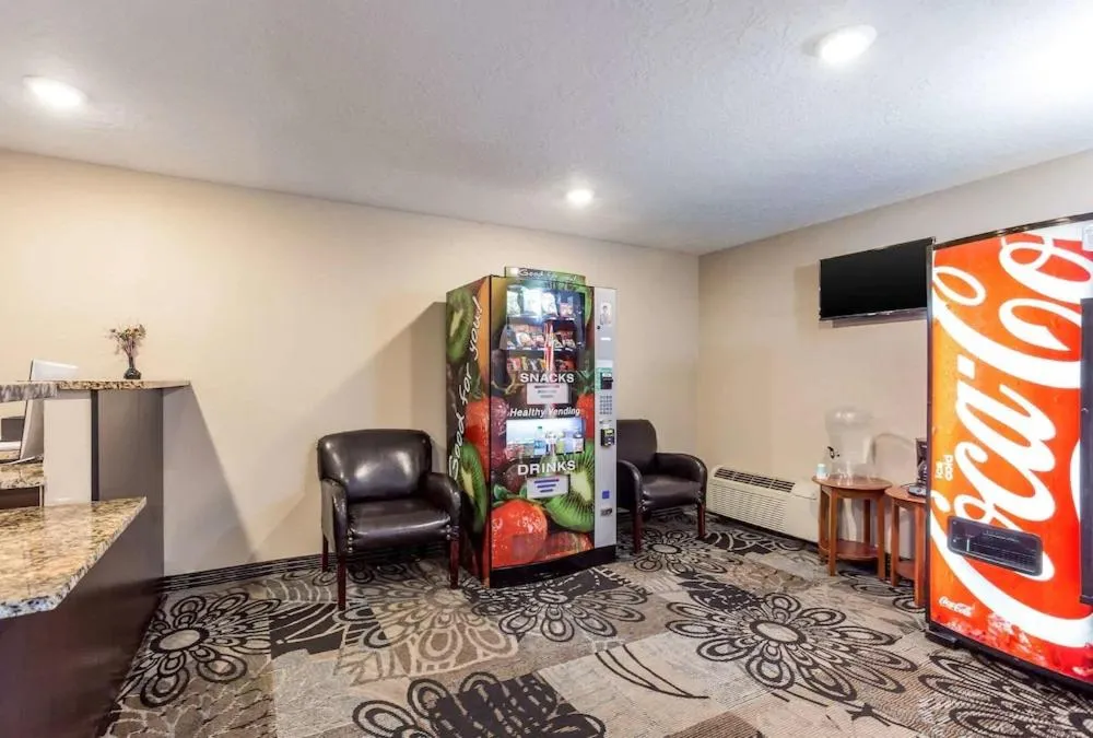 Communal lounge/ TV room in Lotus by Hotel Inn