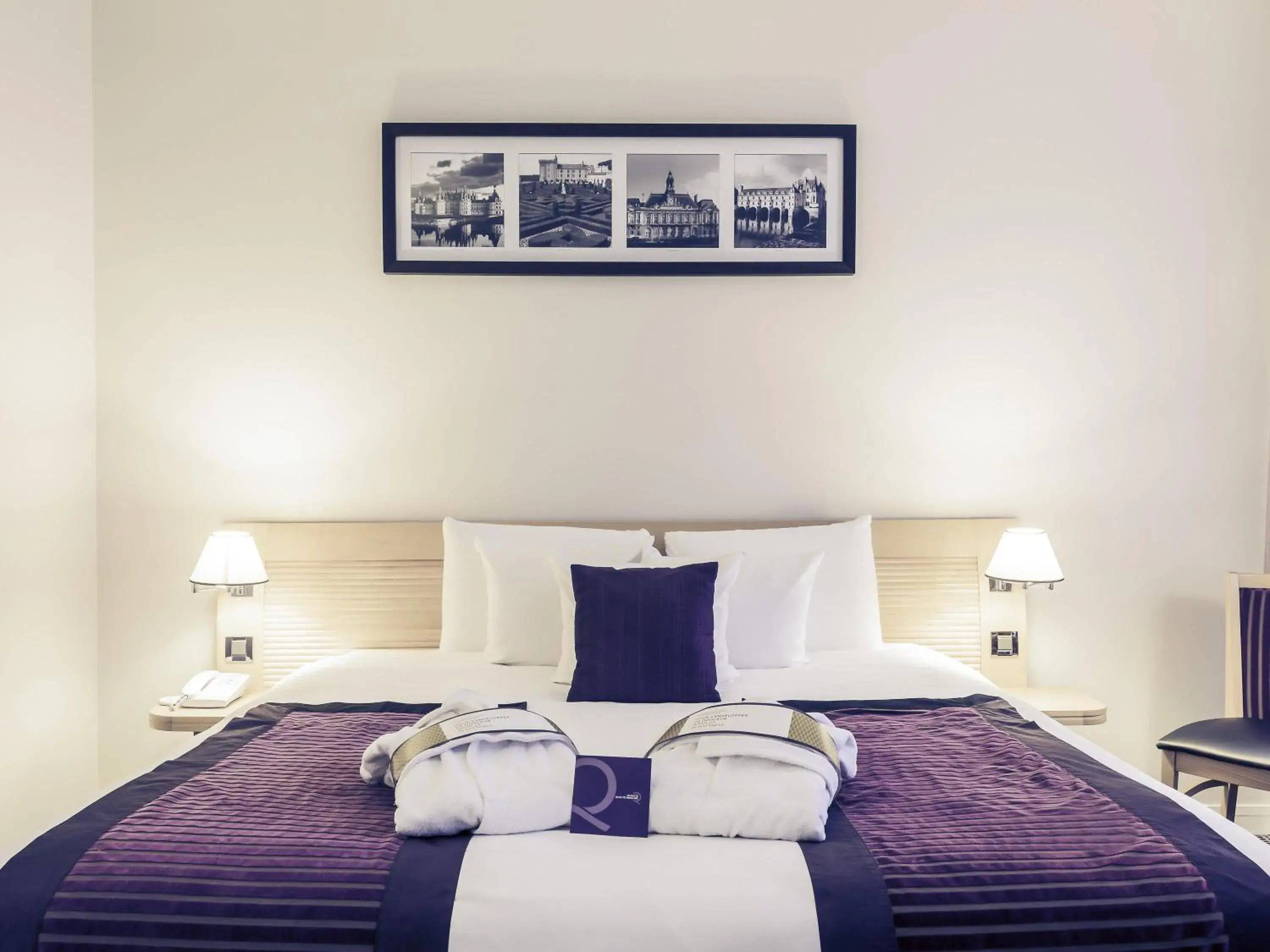 Bedroom, Bed in Mercure Tours Centre Gare et Congrès Bedroom, Bed in Mercure Tours Centre Gare et Congrès