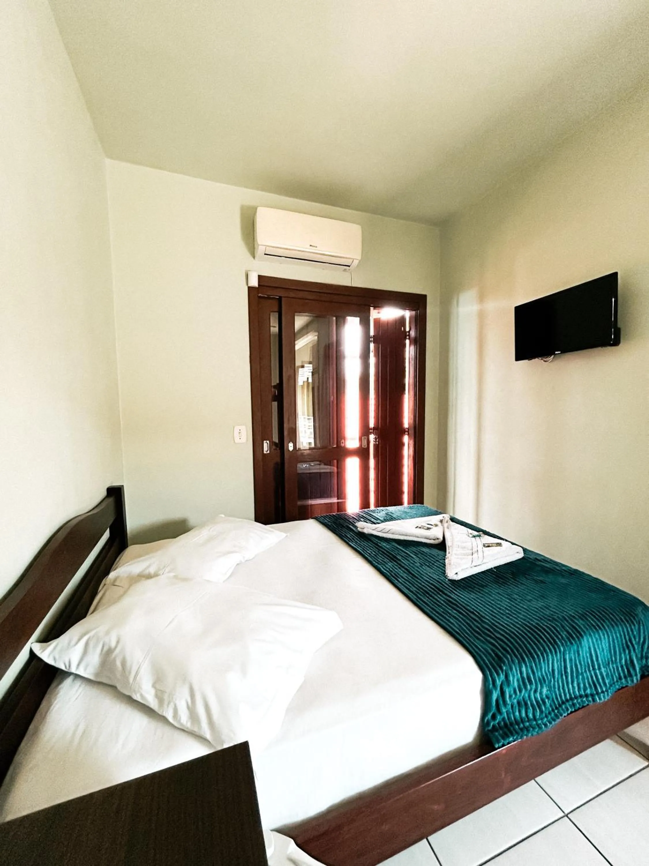 Bed in Hotel Girassol