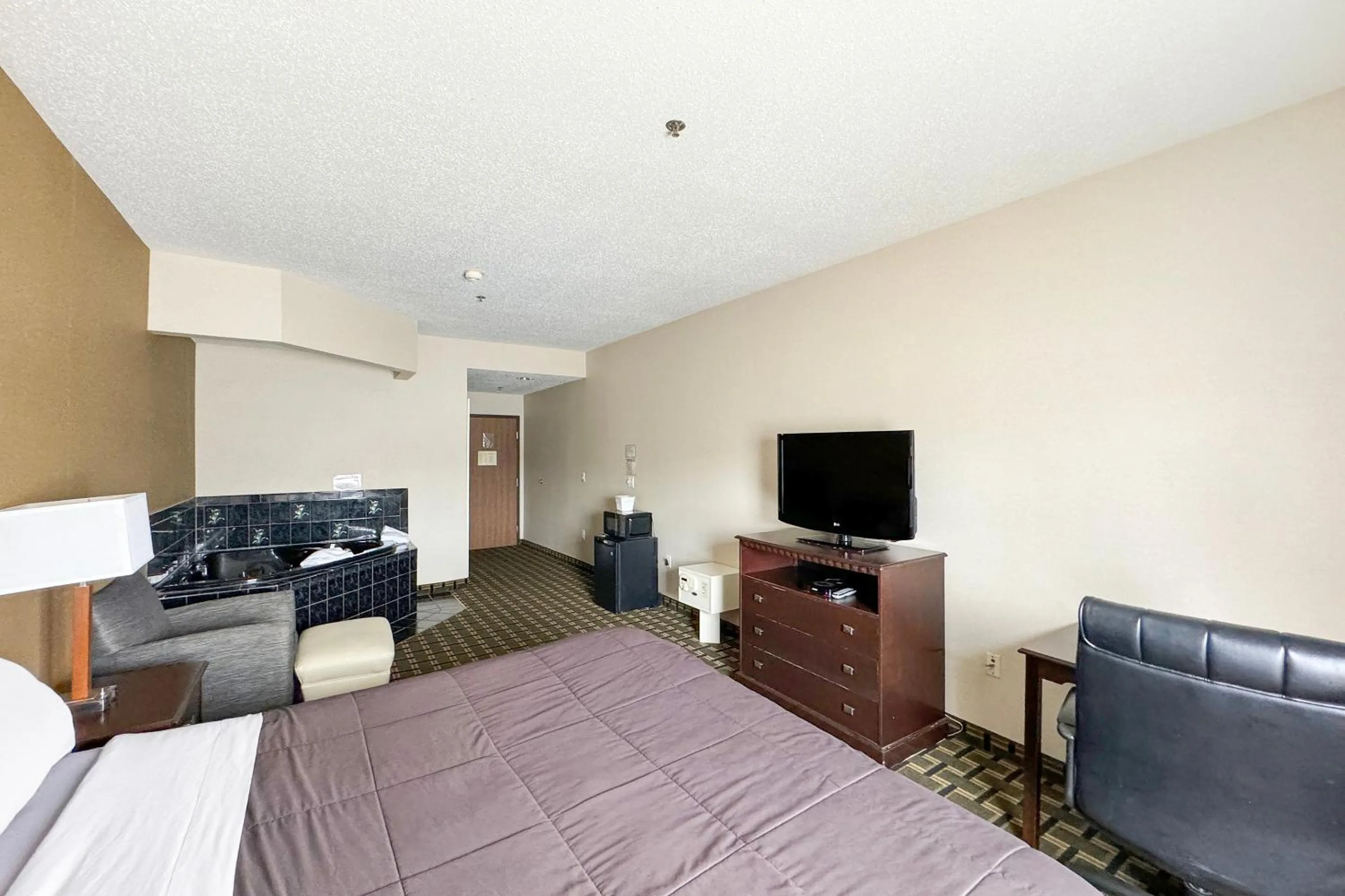 Bedroom, Bed in FairBridge Inn & Suites Batavia-Darien Amusement Park