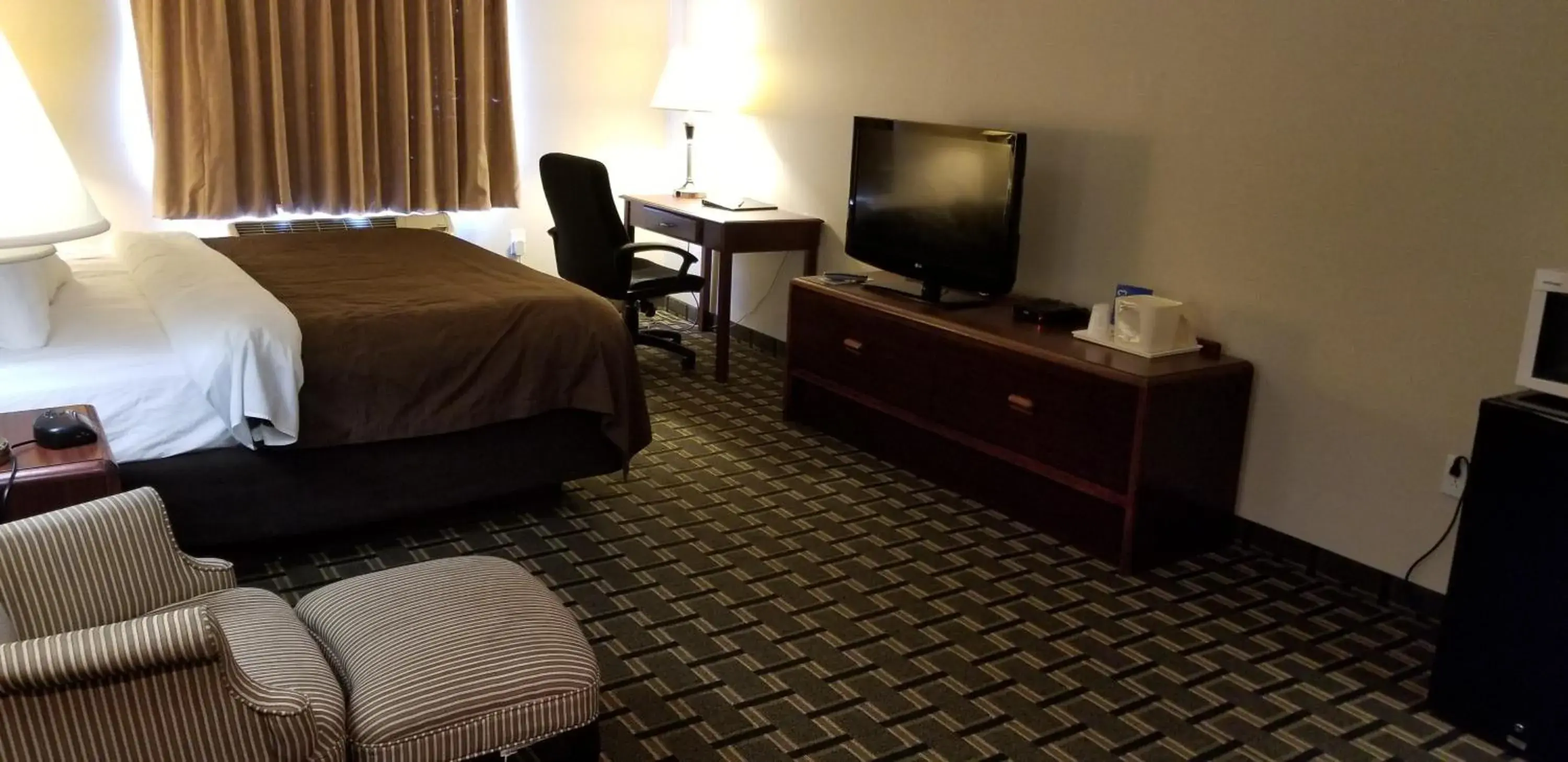 Bed, TV/Entertainment Center in FairBridge Inn & Suites Batavia-Darien Amusement Park