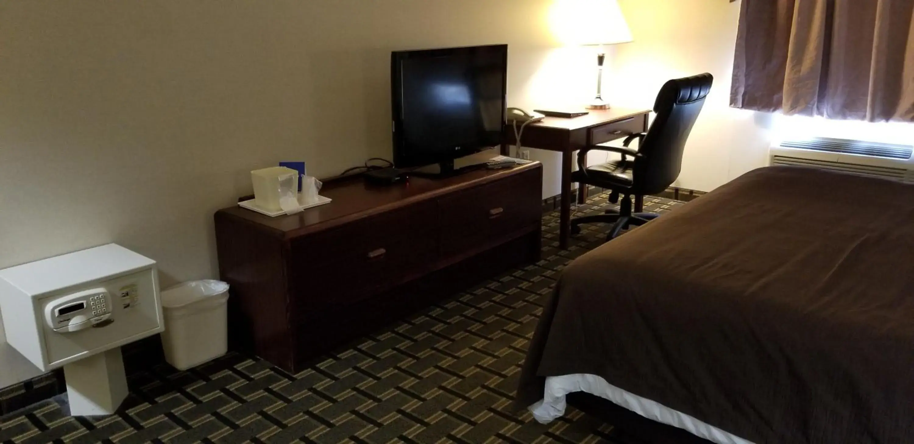 TV and multimedia, TV/Entertainment Center in FairBridge Inn & Suites Batavia-Darien Amusement Park