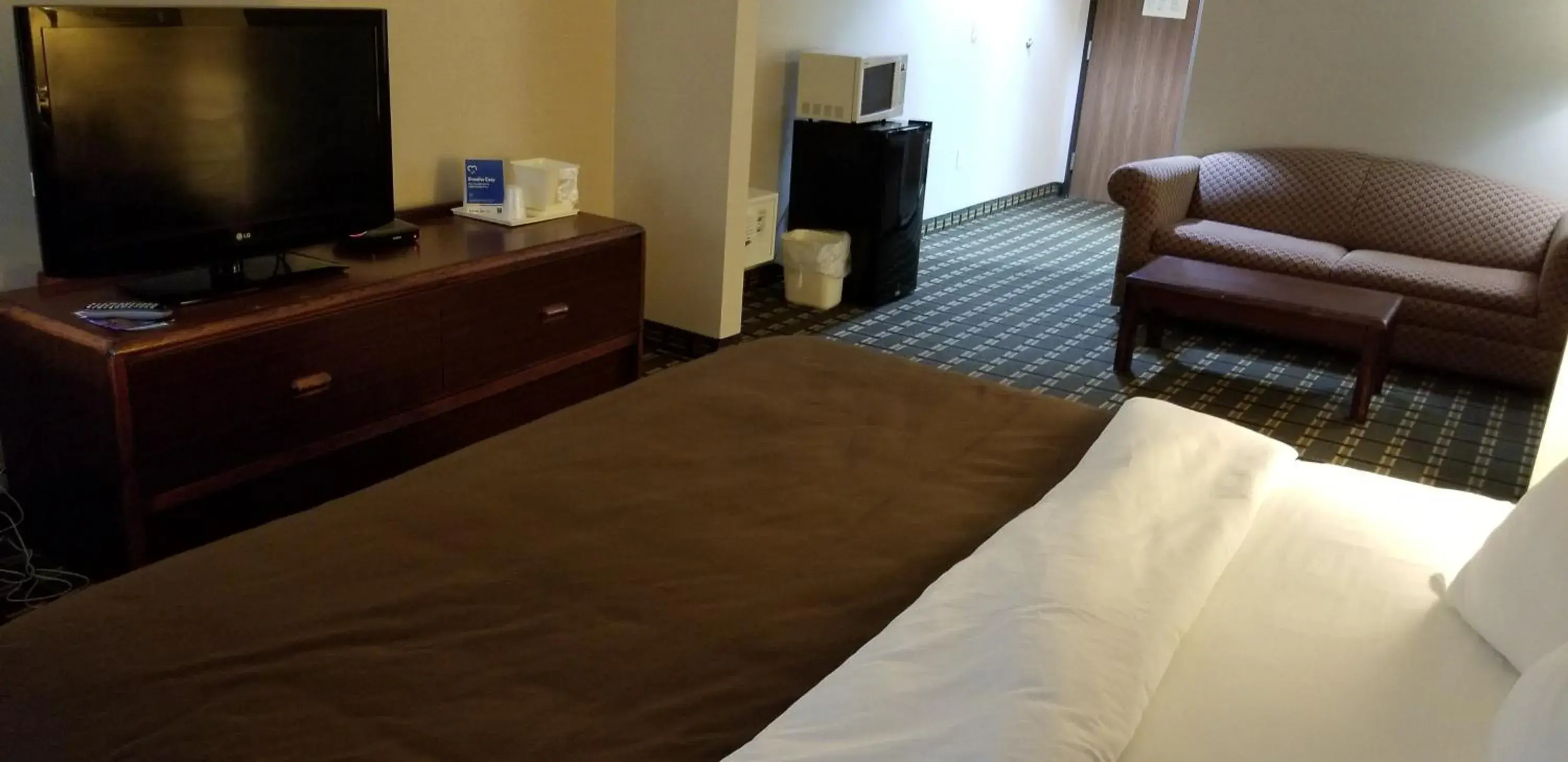 Bed, TV/Entertainment Center in FairBridge Inn & Suites Batavia-Darien Amusement Park