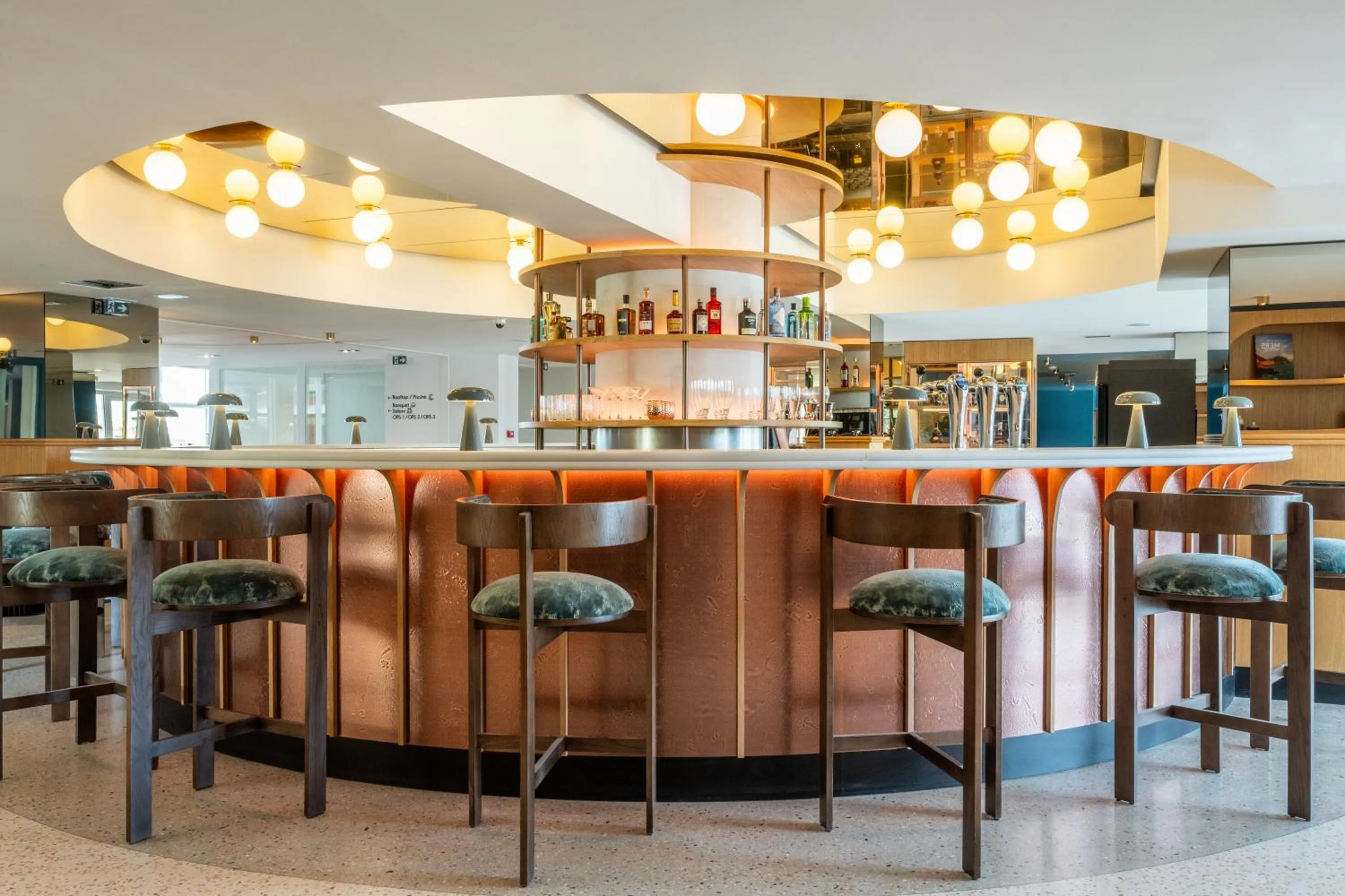 Lounge or bar in Mercure La Rochelle Vieux Port