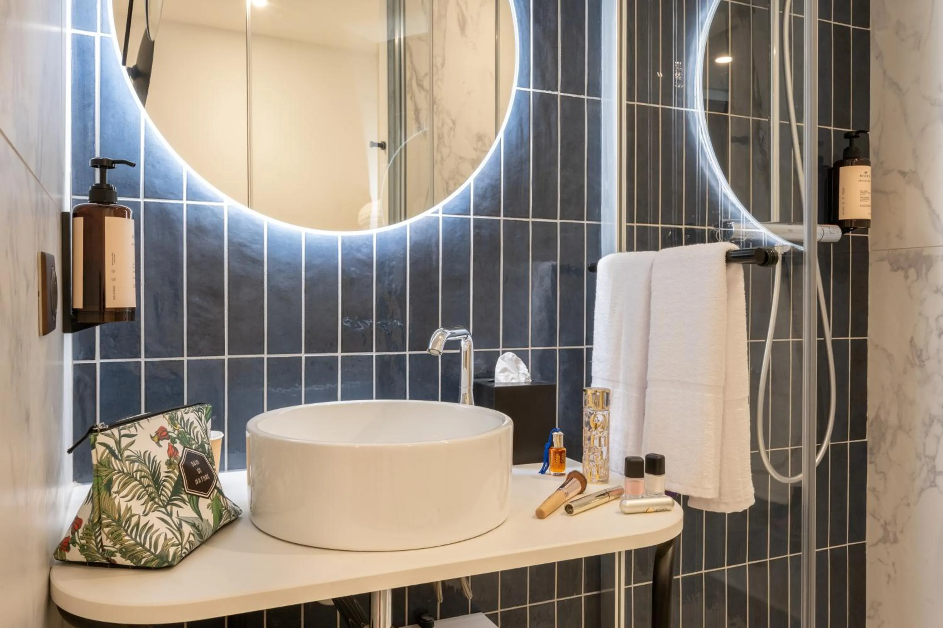 Bathroom in Mercure La Rochelle Vieux Port