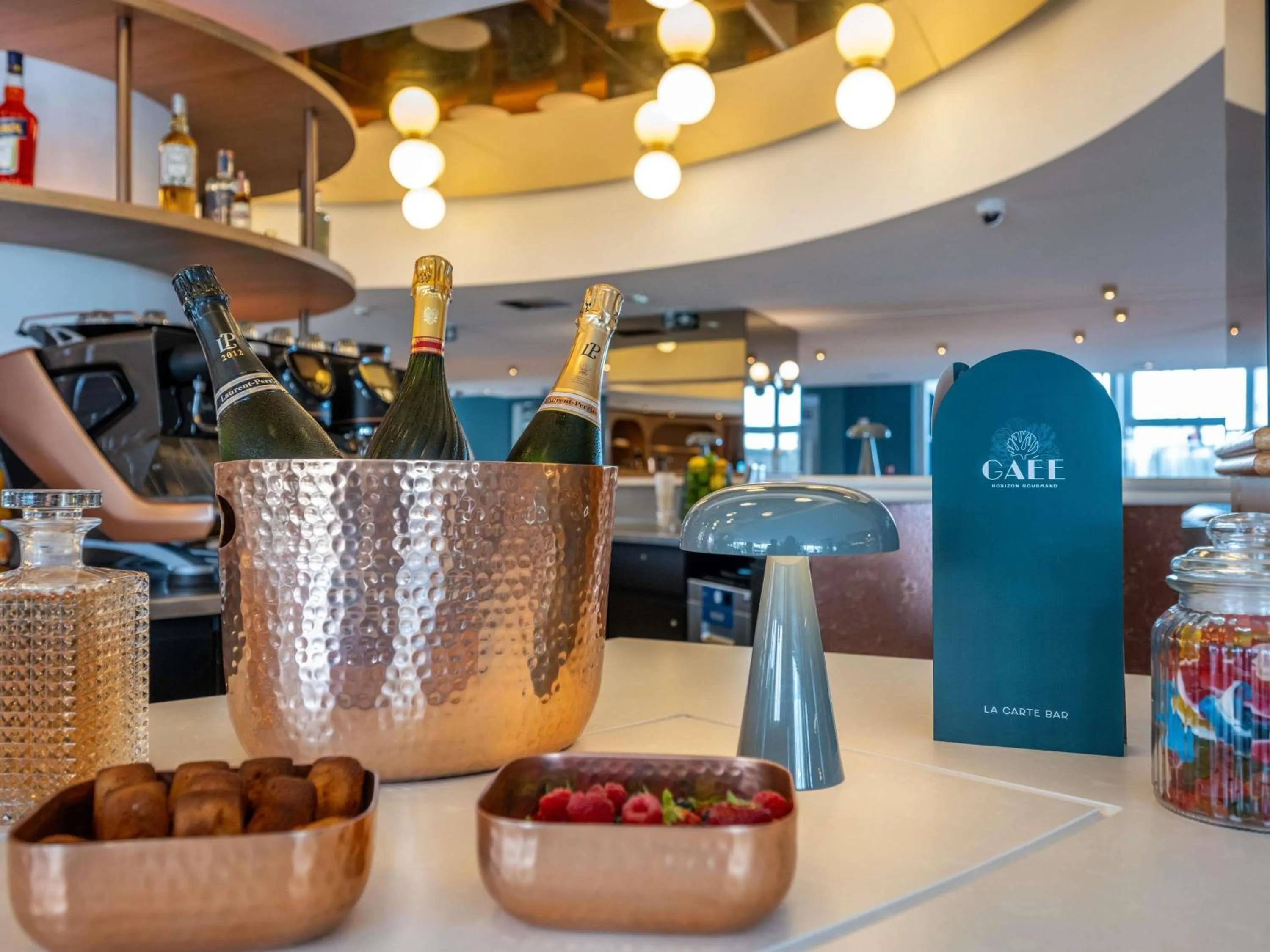 Lounge or bar in Mercure La Rochelle Vieux Port