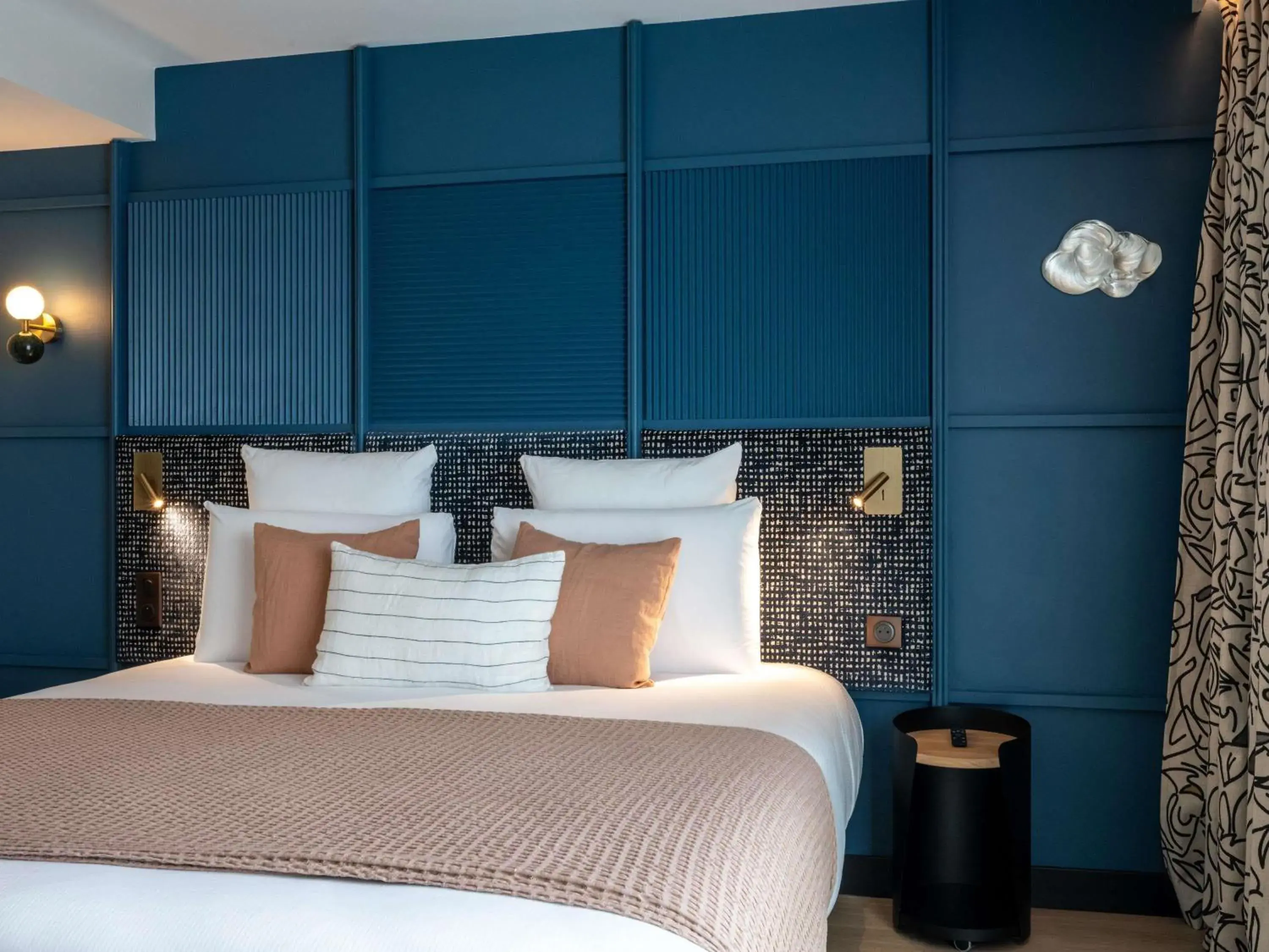 Bedroom, Bed in Mercure La Rochelle Vieux Port Bedroom, Bed in Mercure La Rochelle Vieux Port