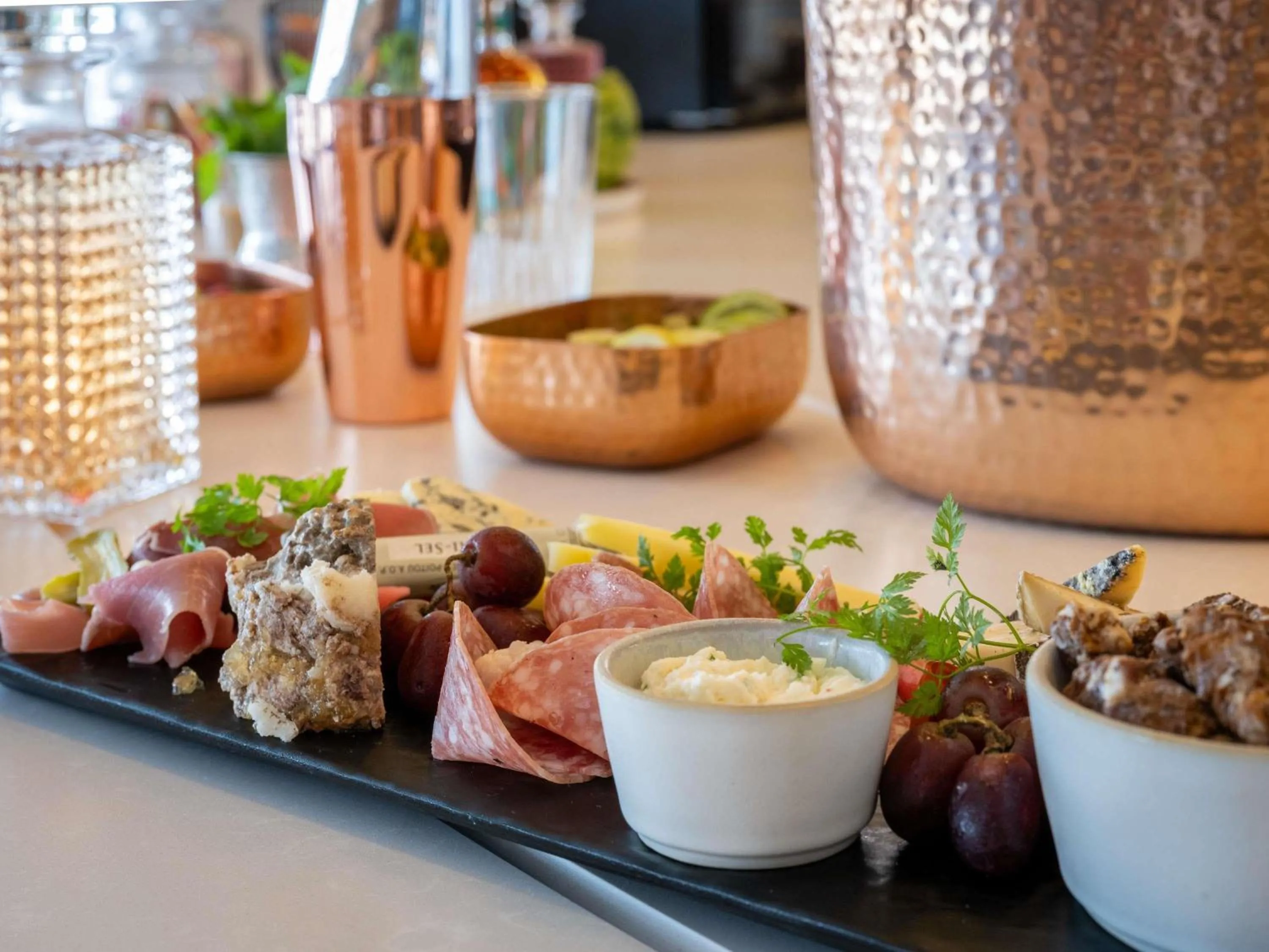 Lounge or bar in Mercure La Rochelle Vieux Port