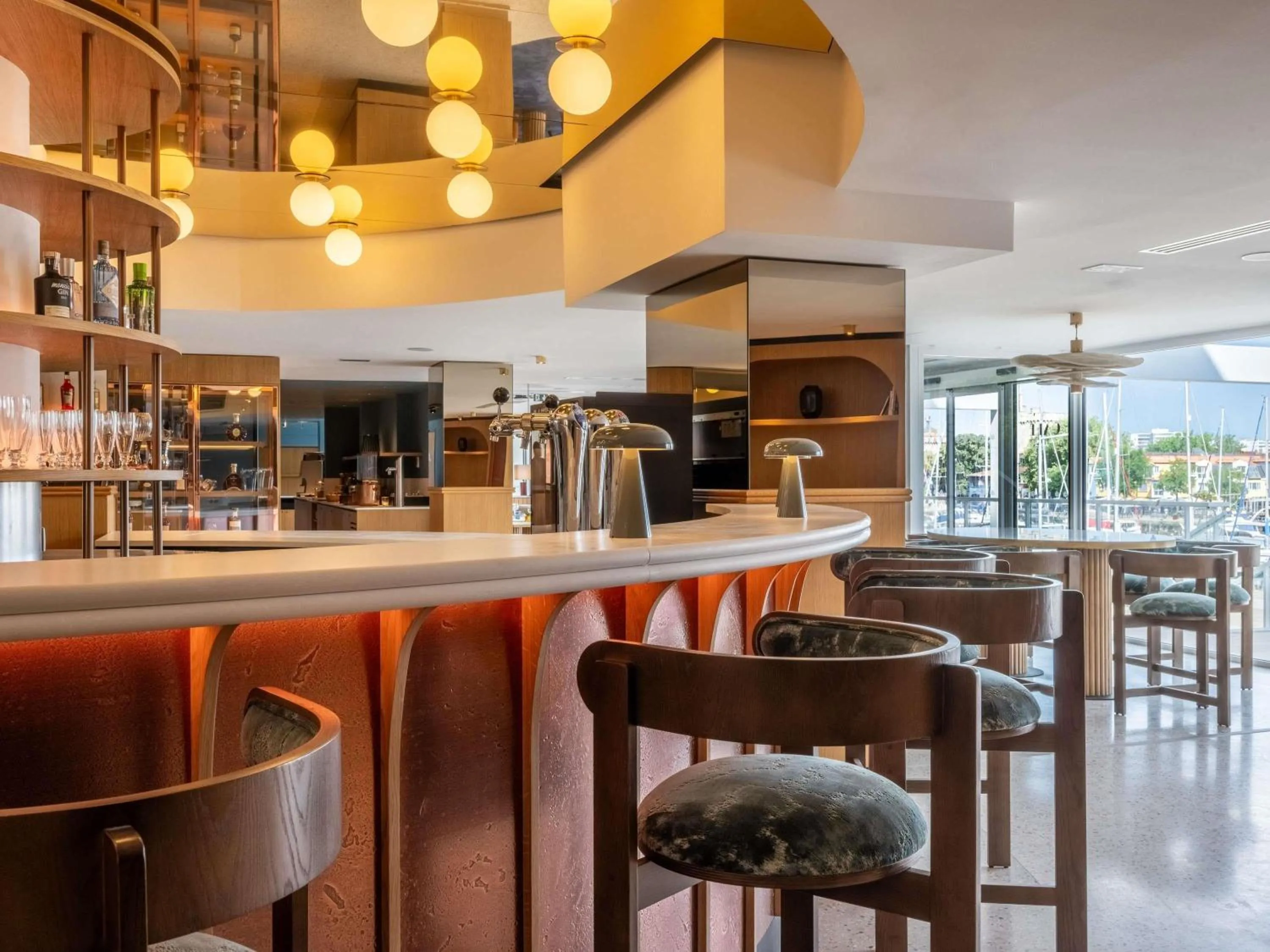Lounge or bar in Mercure La Rochelle Vieux Port