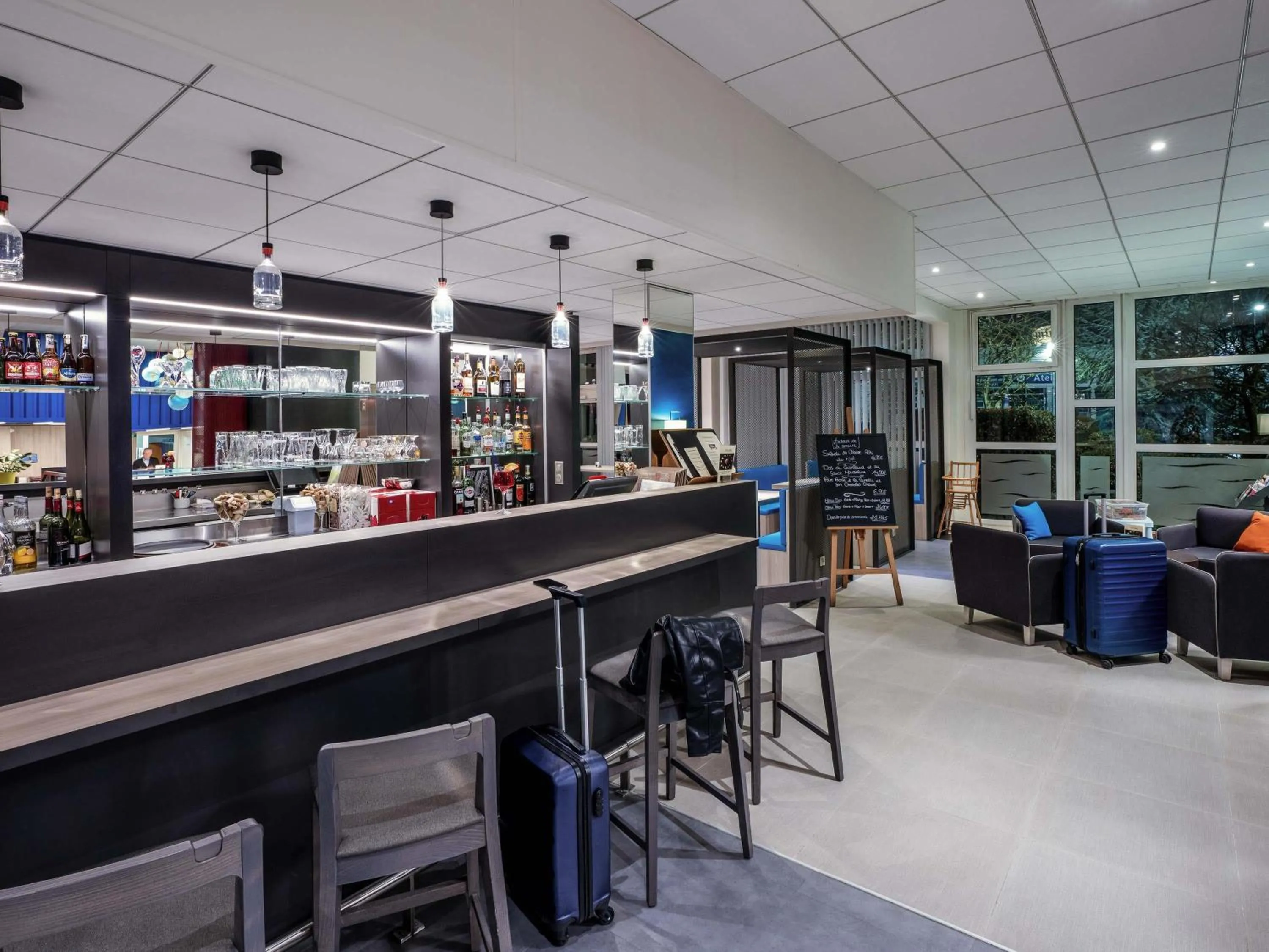 Lounge or bar in ibis Styles Beauvais