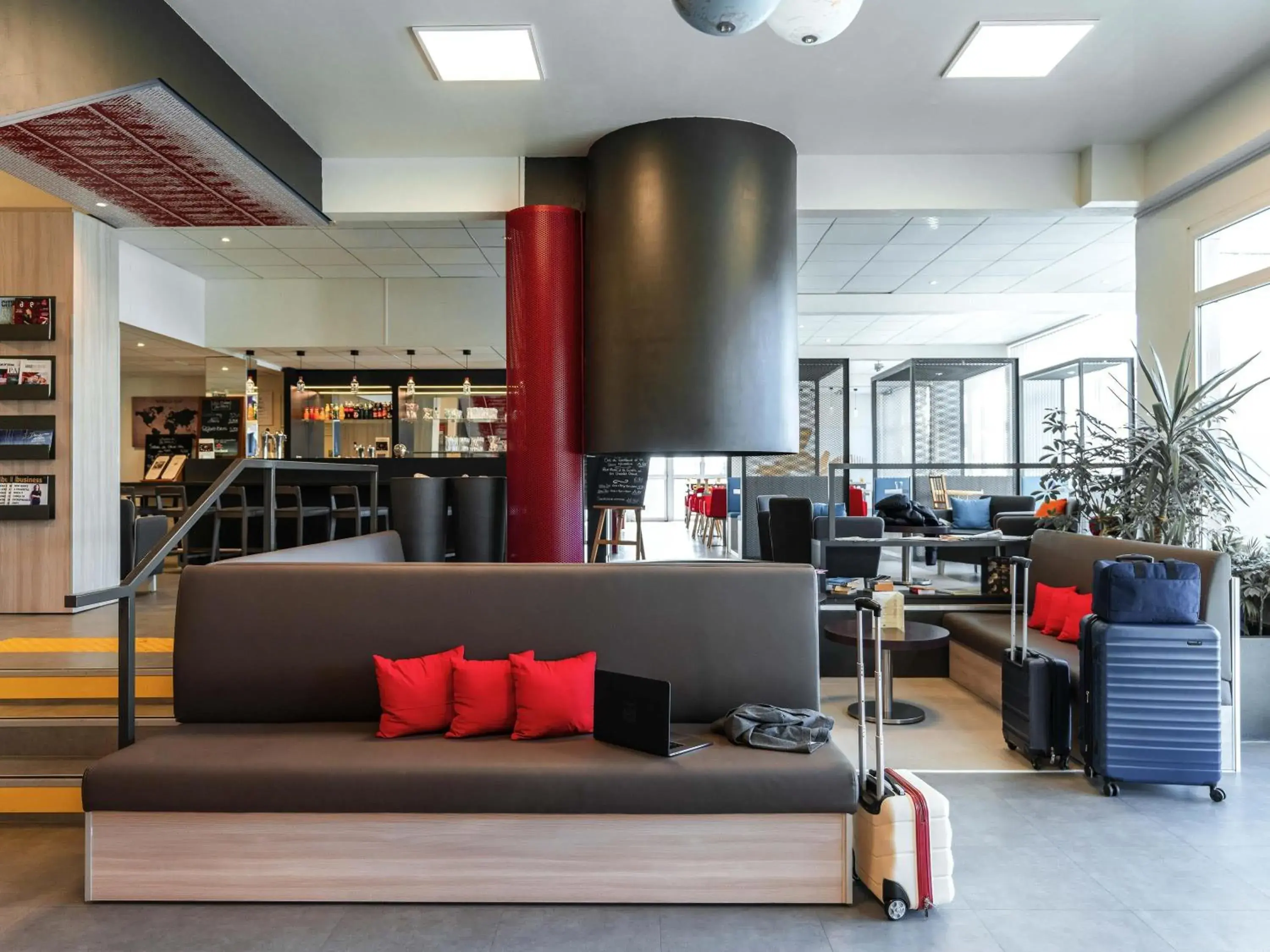 Lounge or bar in ibis Styles Beauvais Lounge or bar in ibis Styles Beauvais
