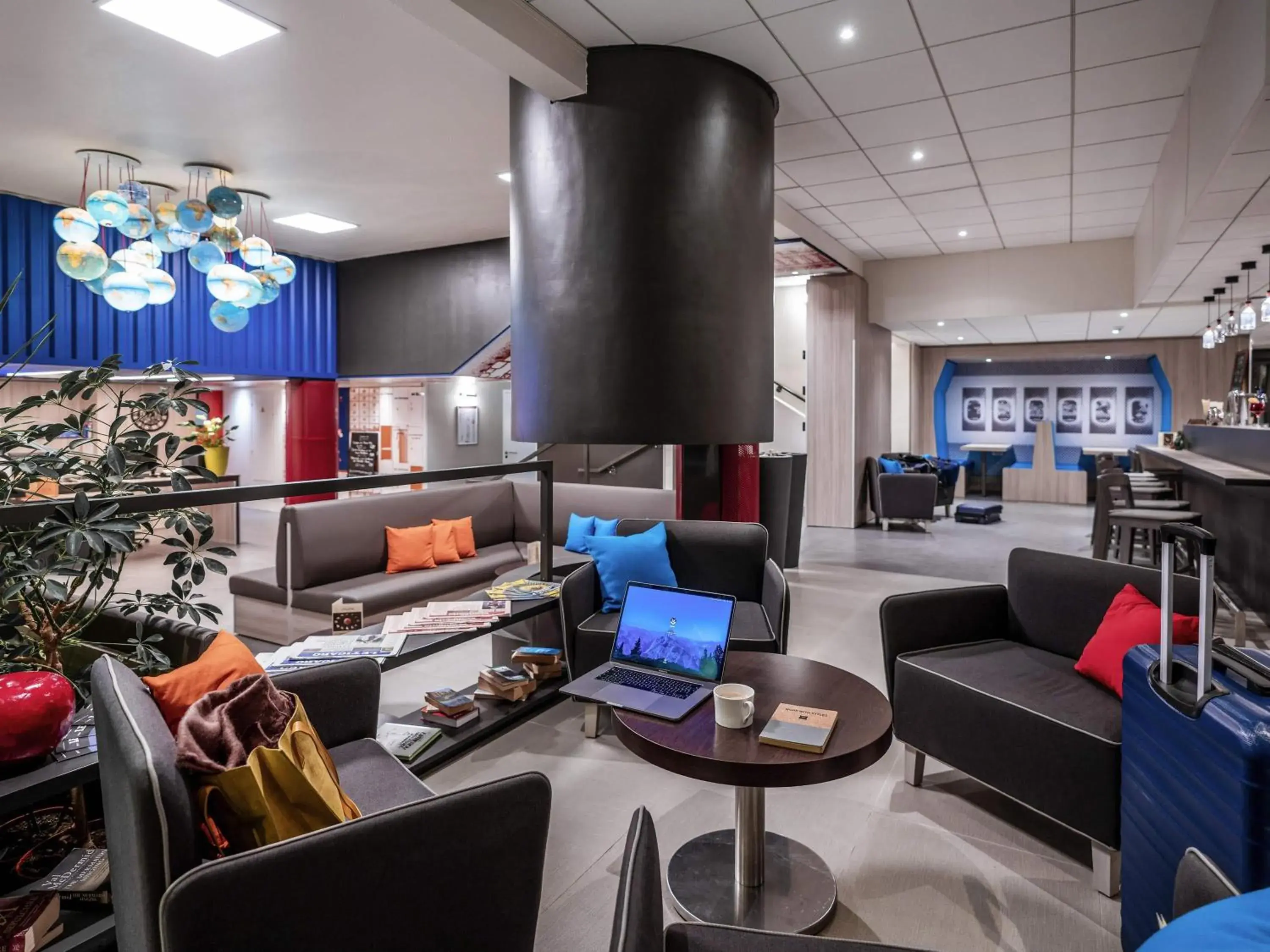Lounge or bar in ibis Styles Beauvais Lounge or bar in ibis Styles Beauvais