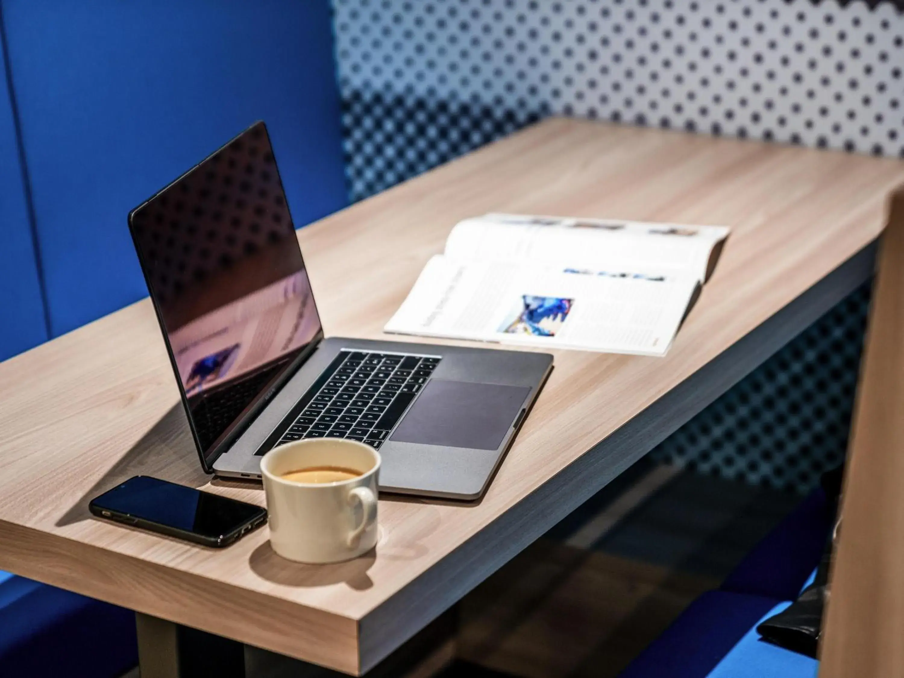 Lounge or bar in ibis Styles Beauvais Lounge or bar in ibis Styles Beauvais