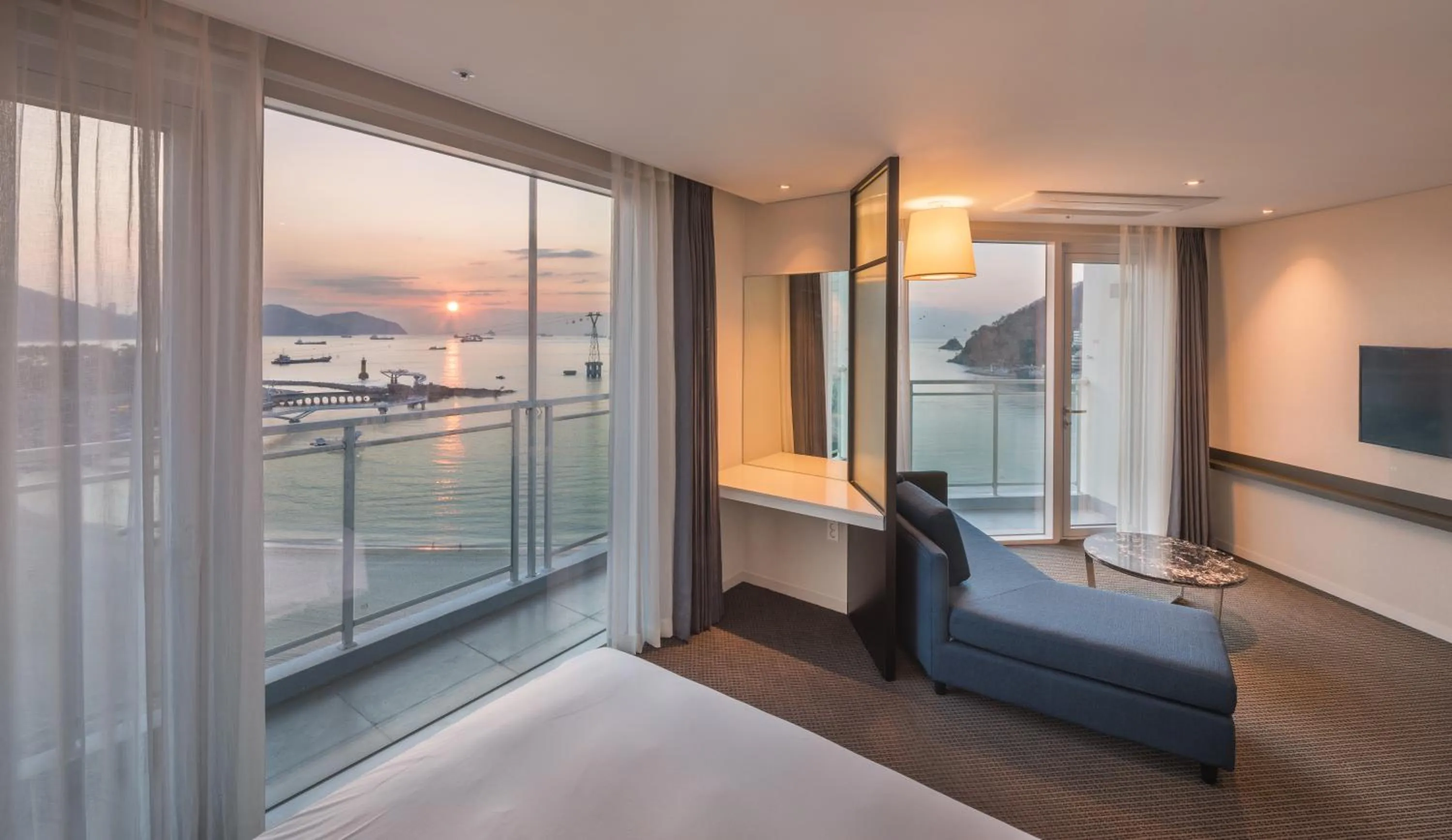 Photo of the whole room, Bed in Grab The Ocean Songdo
