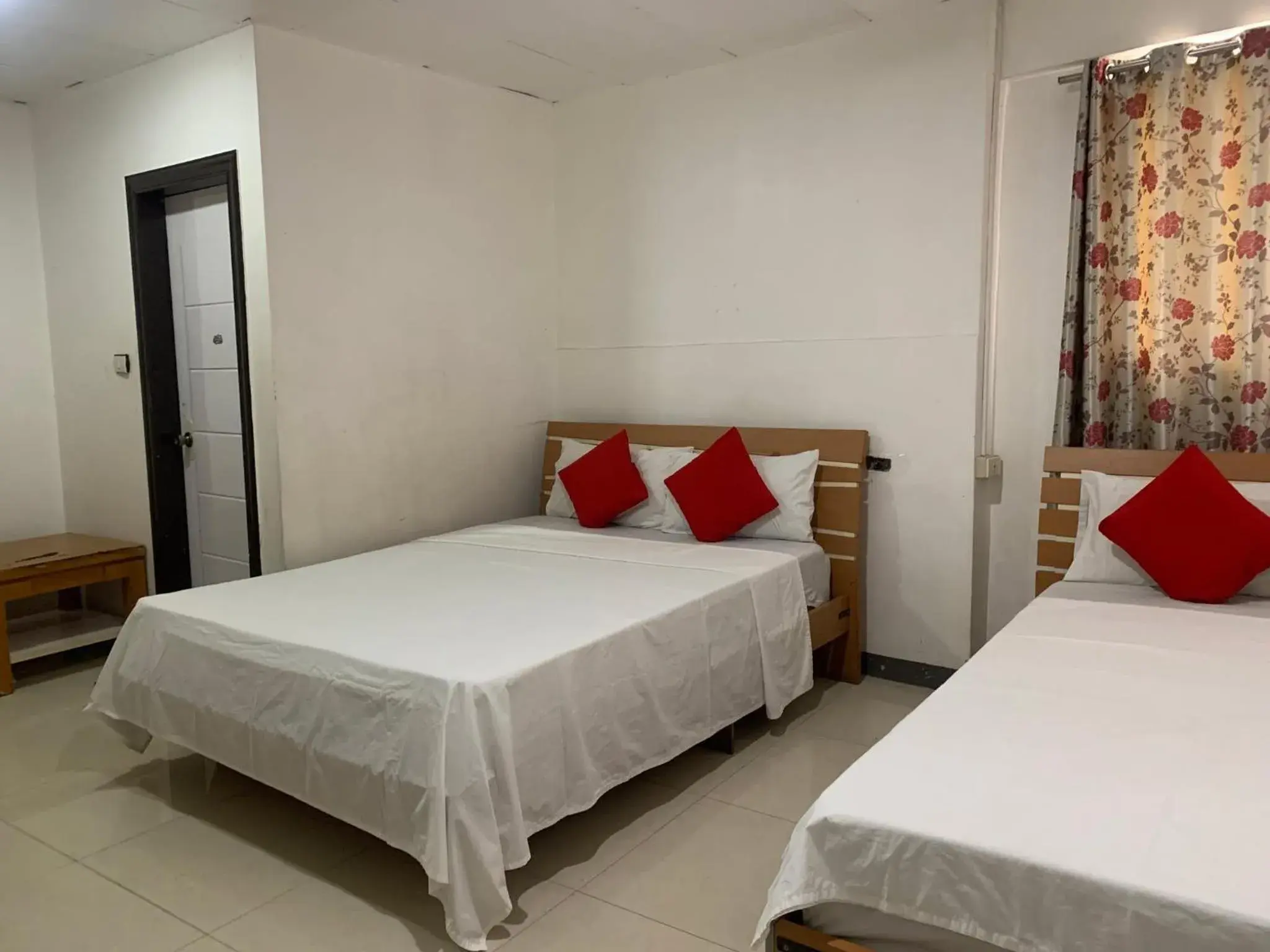 Photo of the whole room, Bed in Lucky Hotel Binondo Photo of the whole room, Bed in Lucky Hotel Binondo