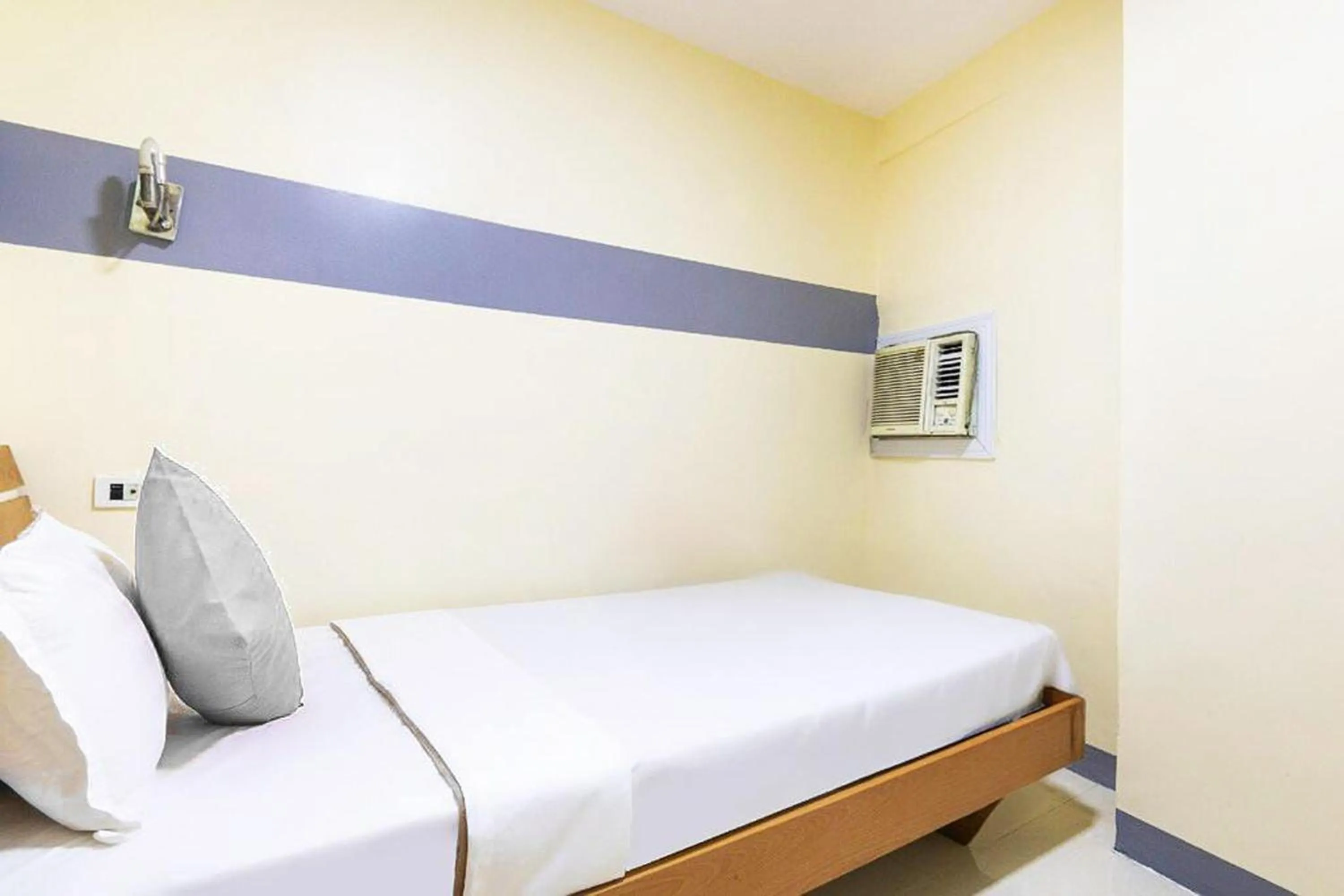 Bedroom, Bed in Lucky Hotel Binondo