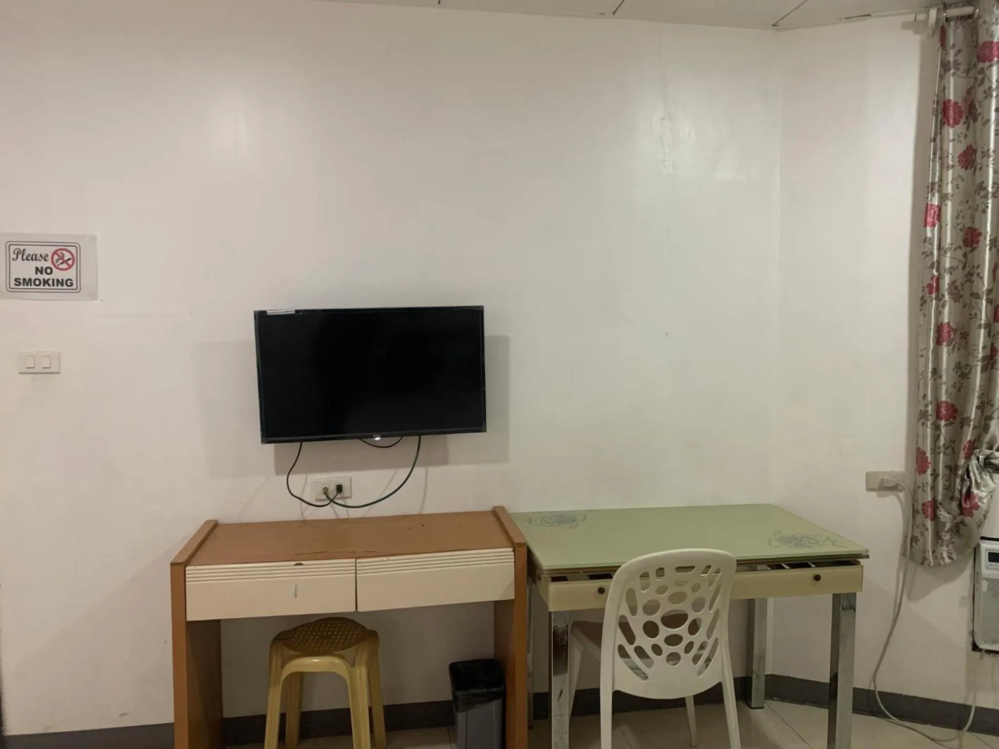 Bedroom in Lucky Hotel Binondo