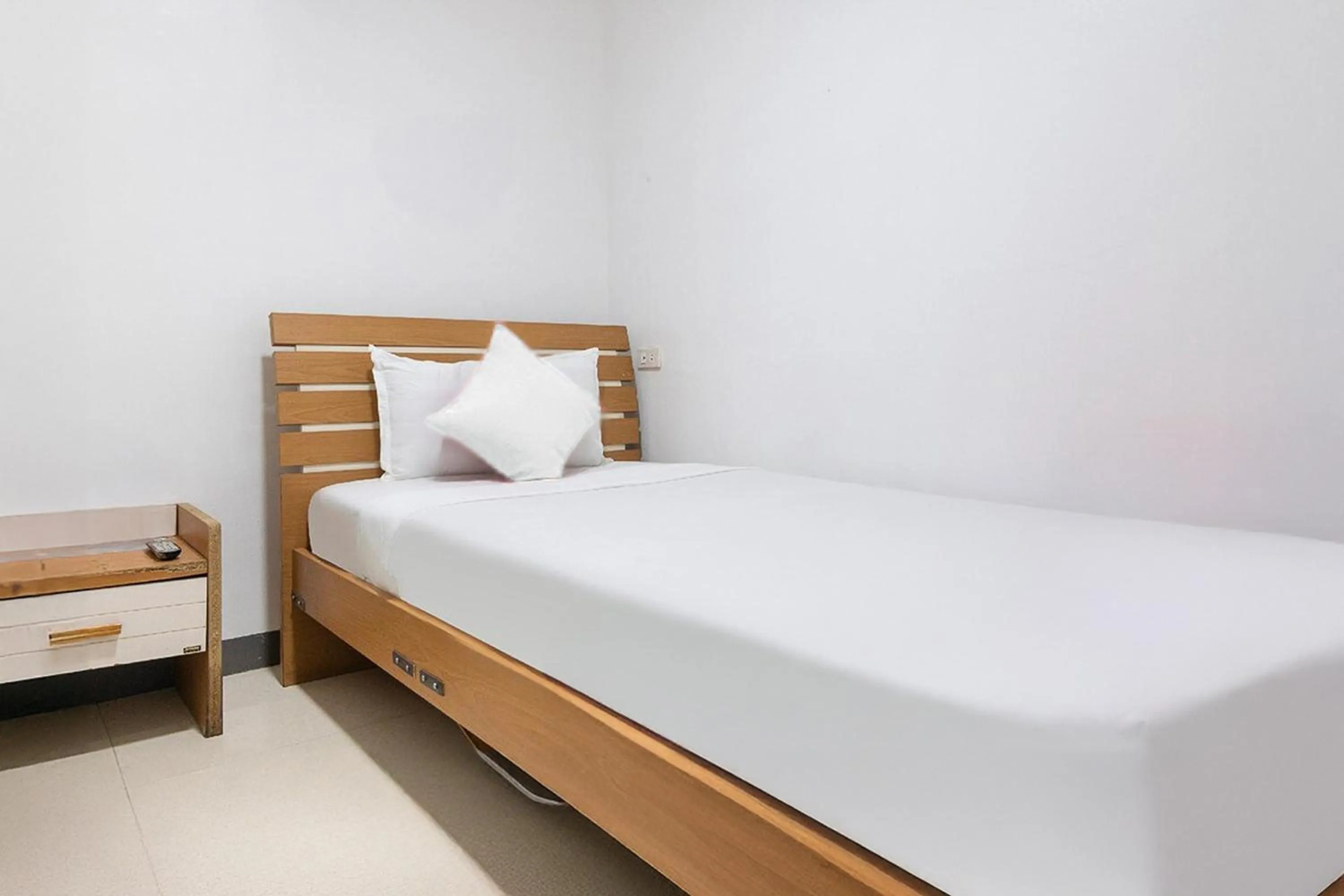 Bedroom, Bed in Lucky Hotel Binondo