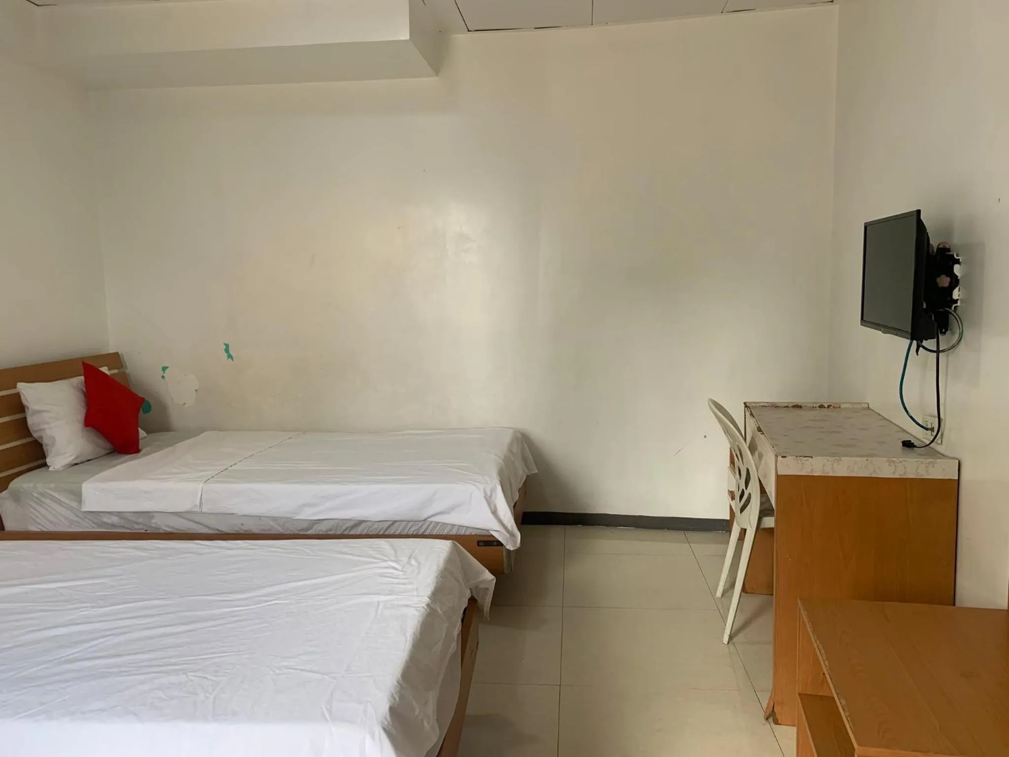 Photo of the whole room, Bed in Lucky Hotel Binondo