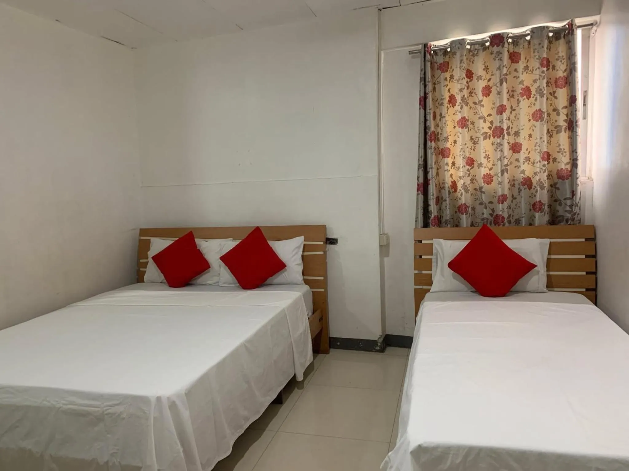 Photo of the whole room, Bed in Lucky Hotel Binondo