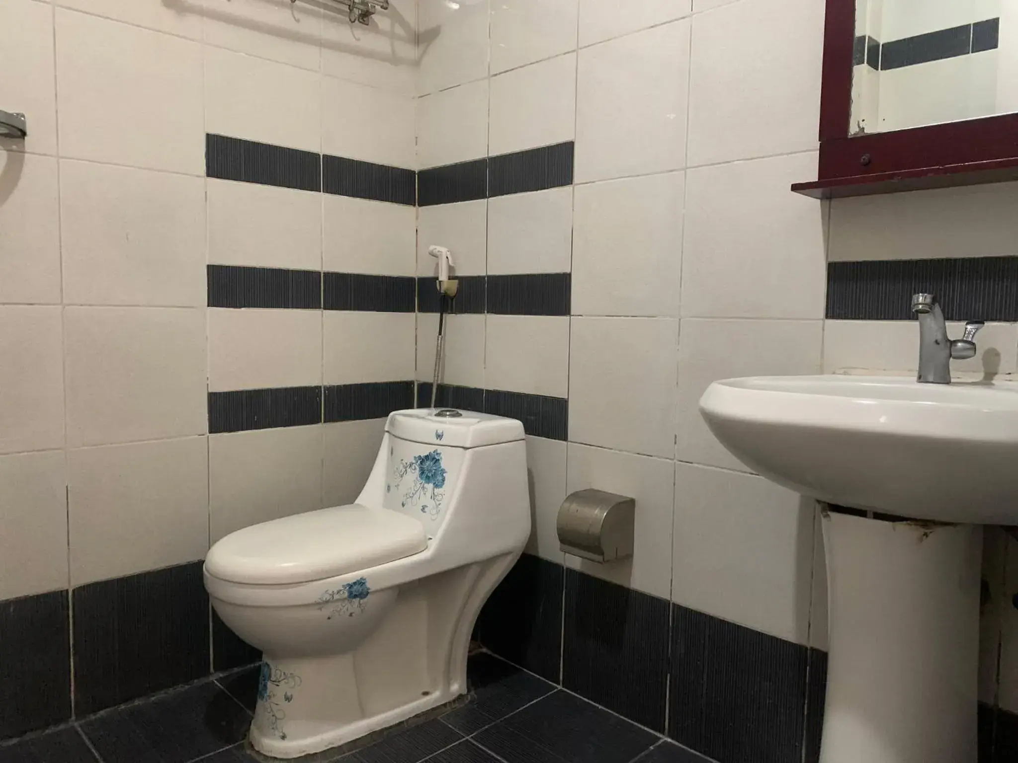 Bathroom in Lucky Hotel Binondo Bathroom in Lucky Hotel Binondo