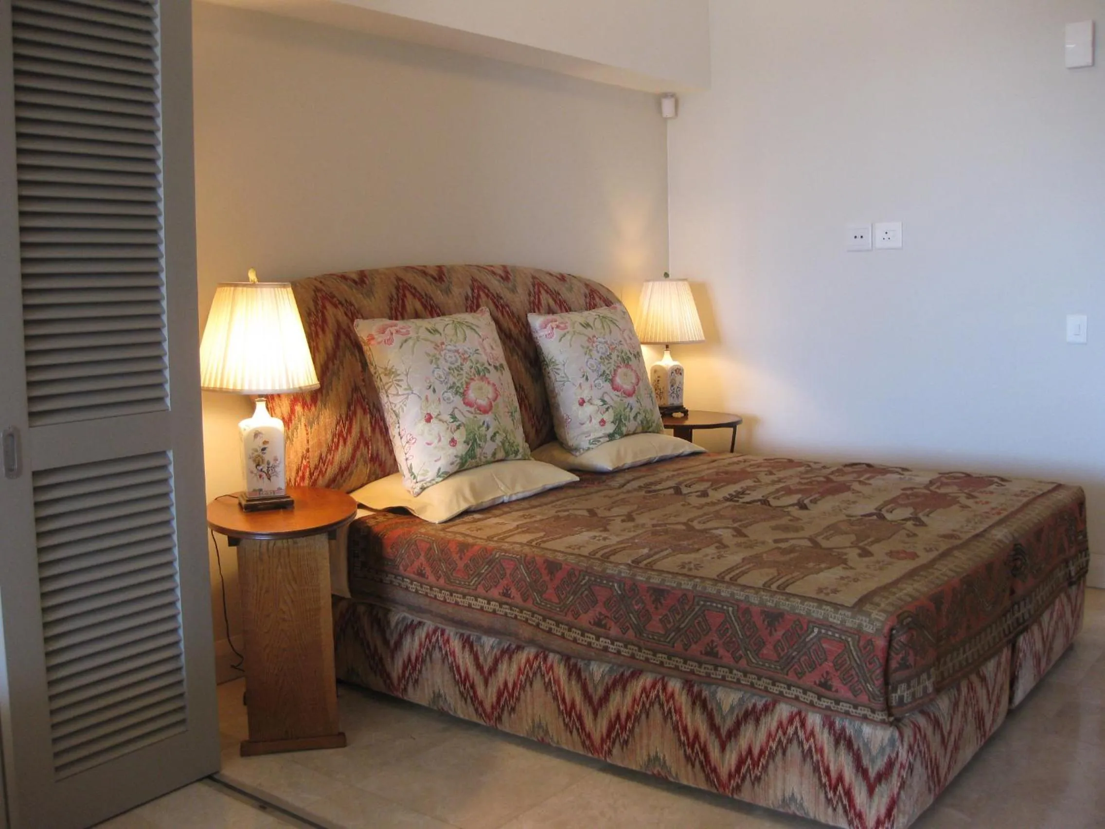 Photo of the whole room, Bed in 702 Canal Quays