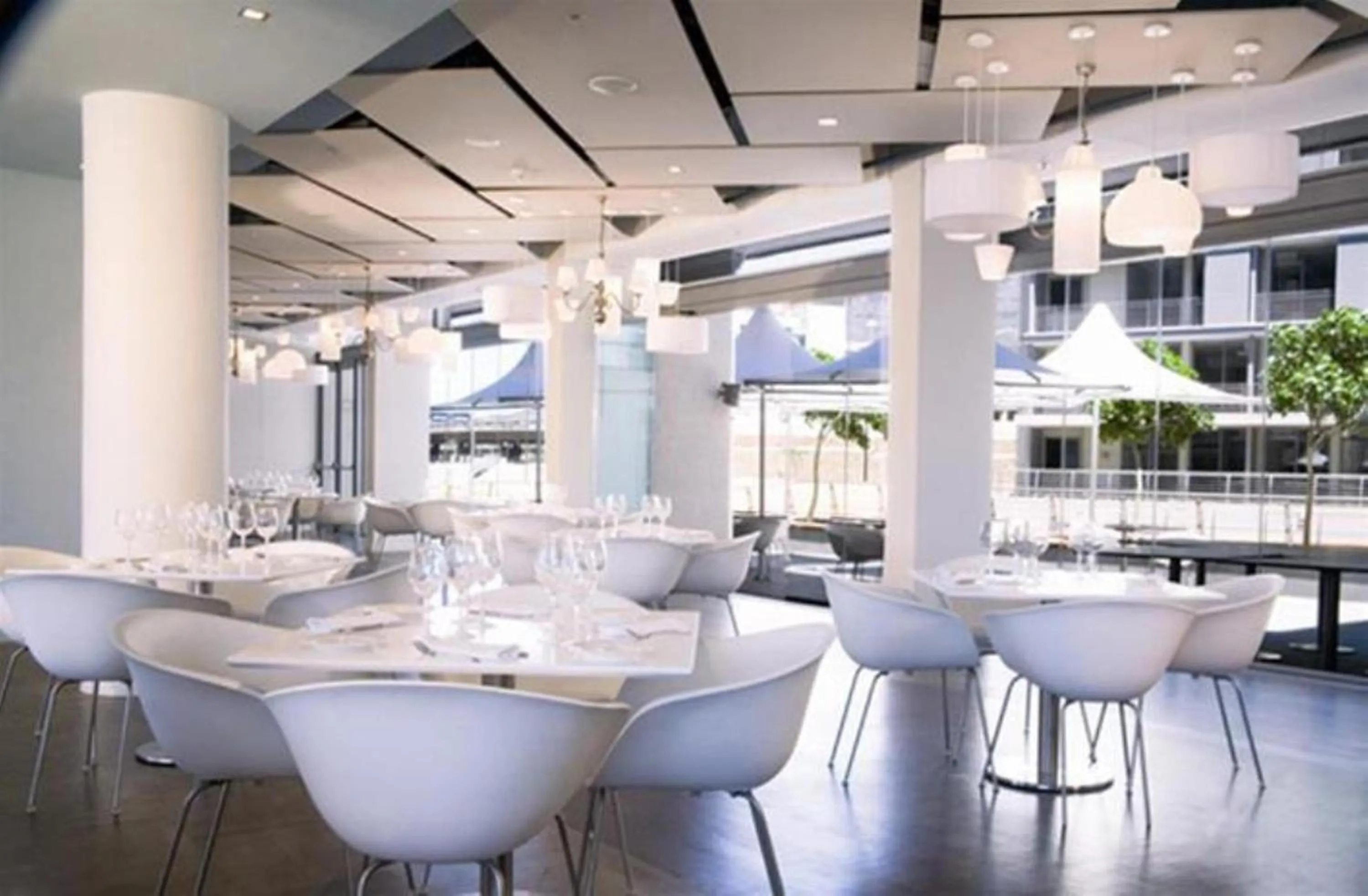 Food and drinks in 702 Canal Quays