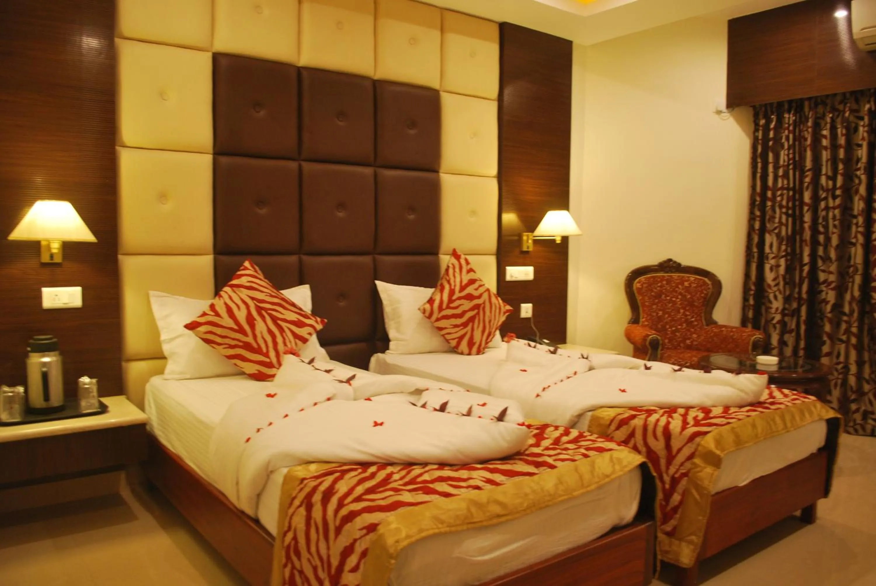 Photo of the whole room, Bed in Hotel Sidharth