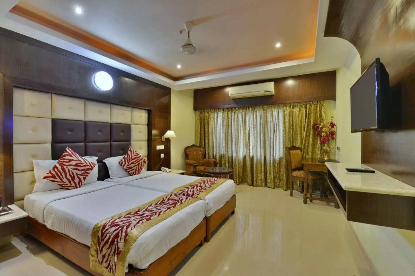 Photo of the whole room, Bed in Hotel Sidharth