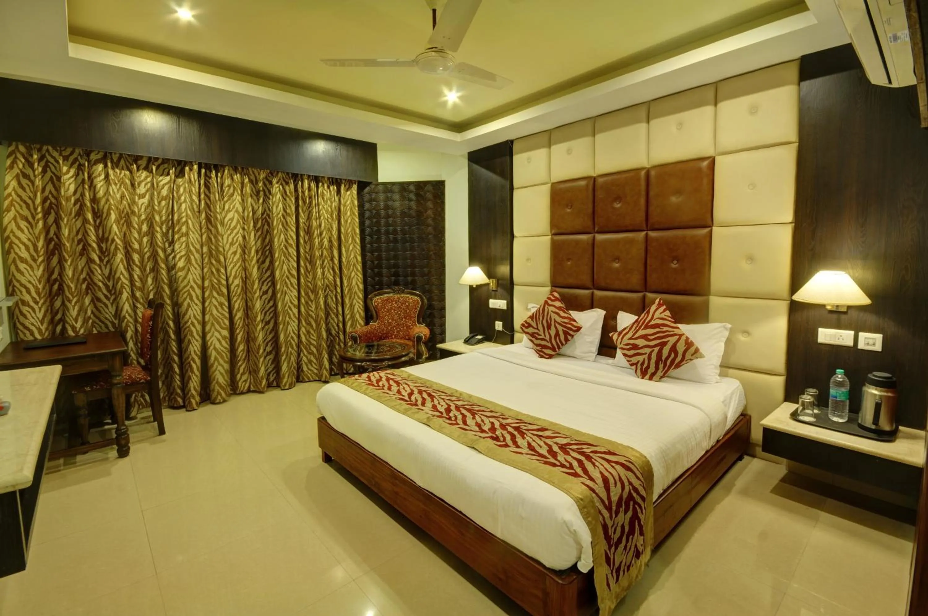 Photo of the whole room, Bed in Hotel Sidharth