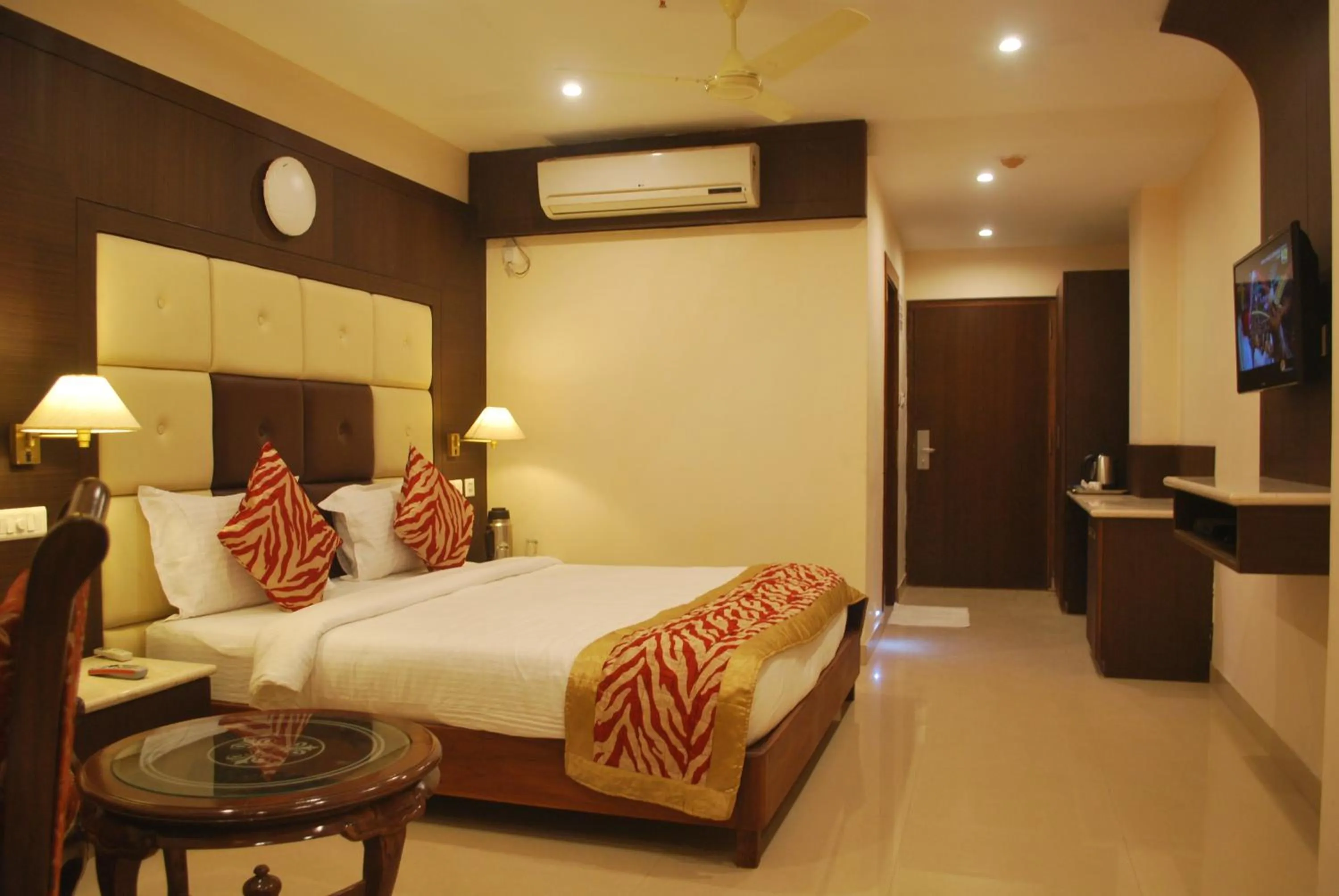 Photo of the whole room, Bed in Hotel Sidharth