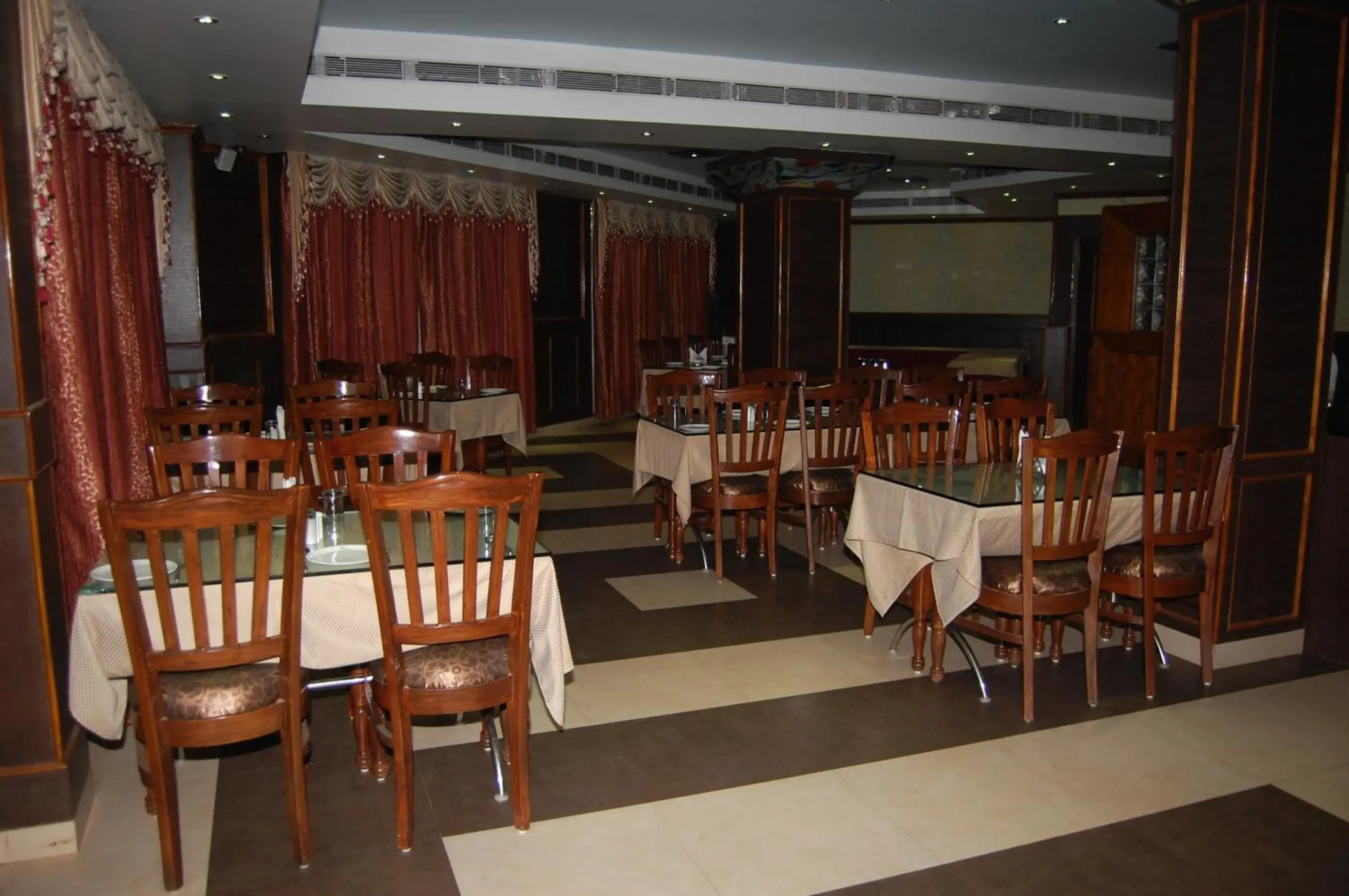 Restaurant/places to eat in Hotel Sidharth Restaurant/places to eat in Hotel Sidharth