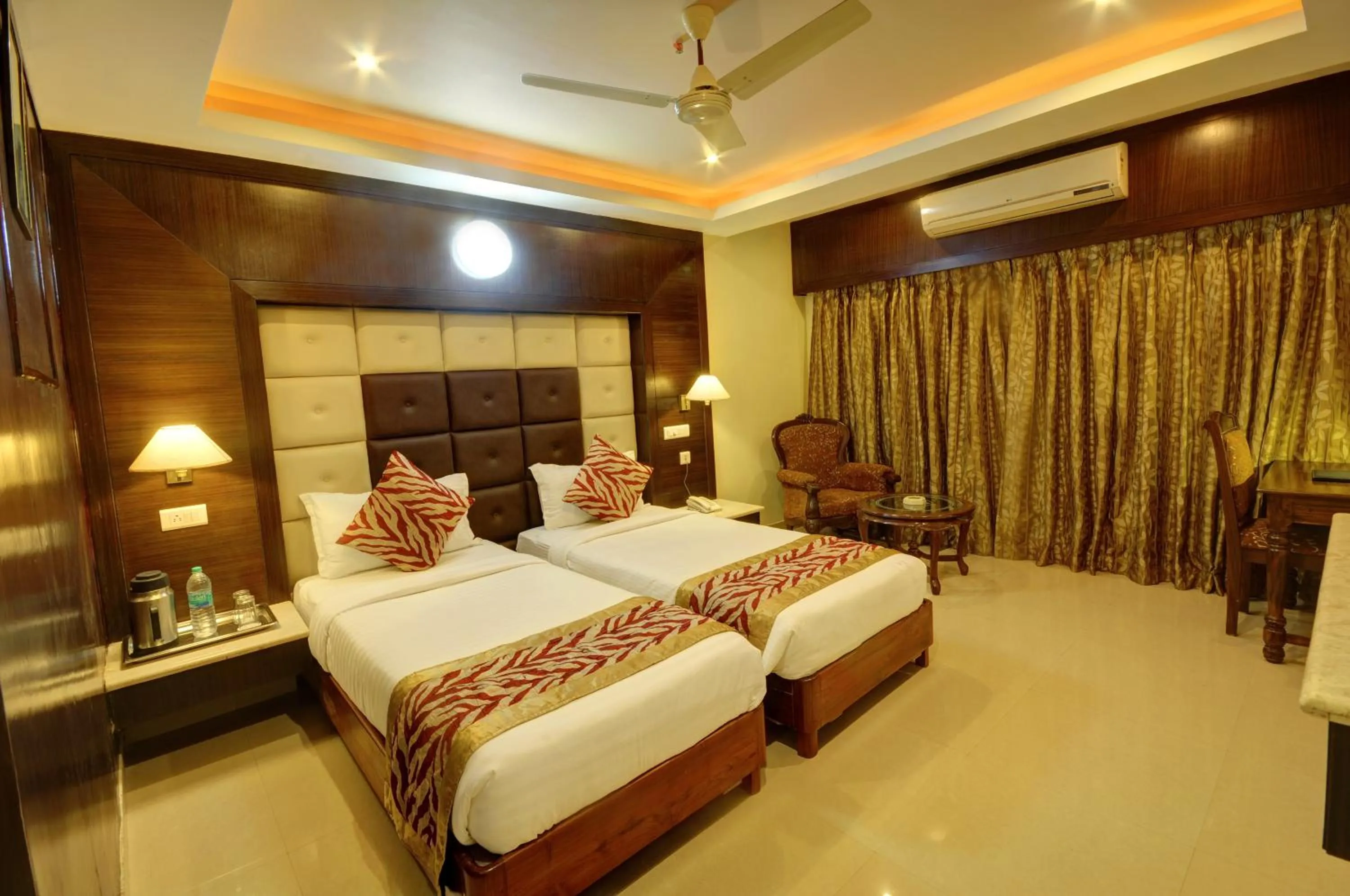 Photo of the whole room, Bed in Hotel Sidharth