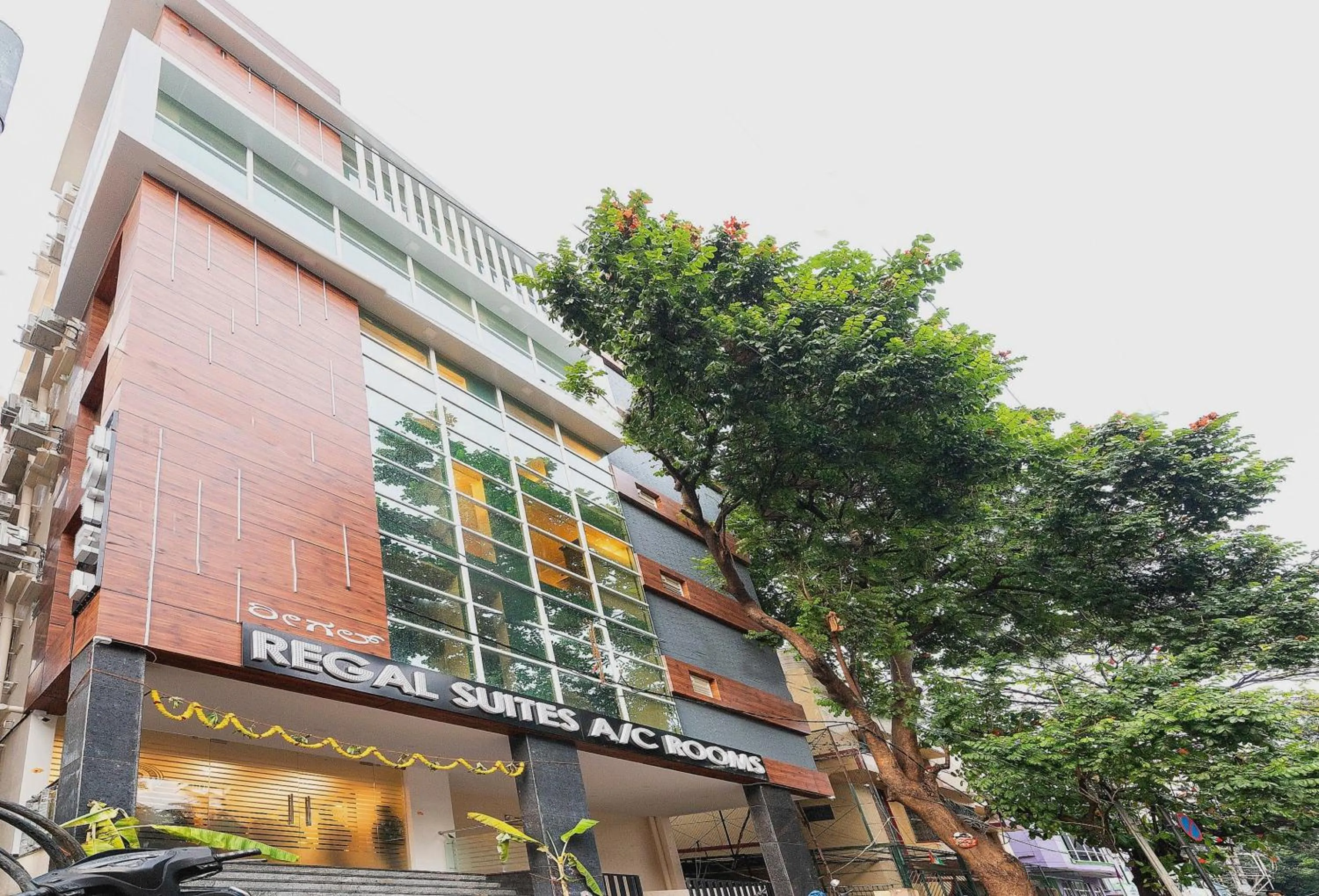 Facade/entrance in Capital O Regal suites