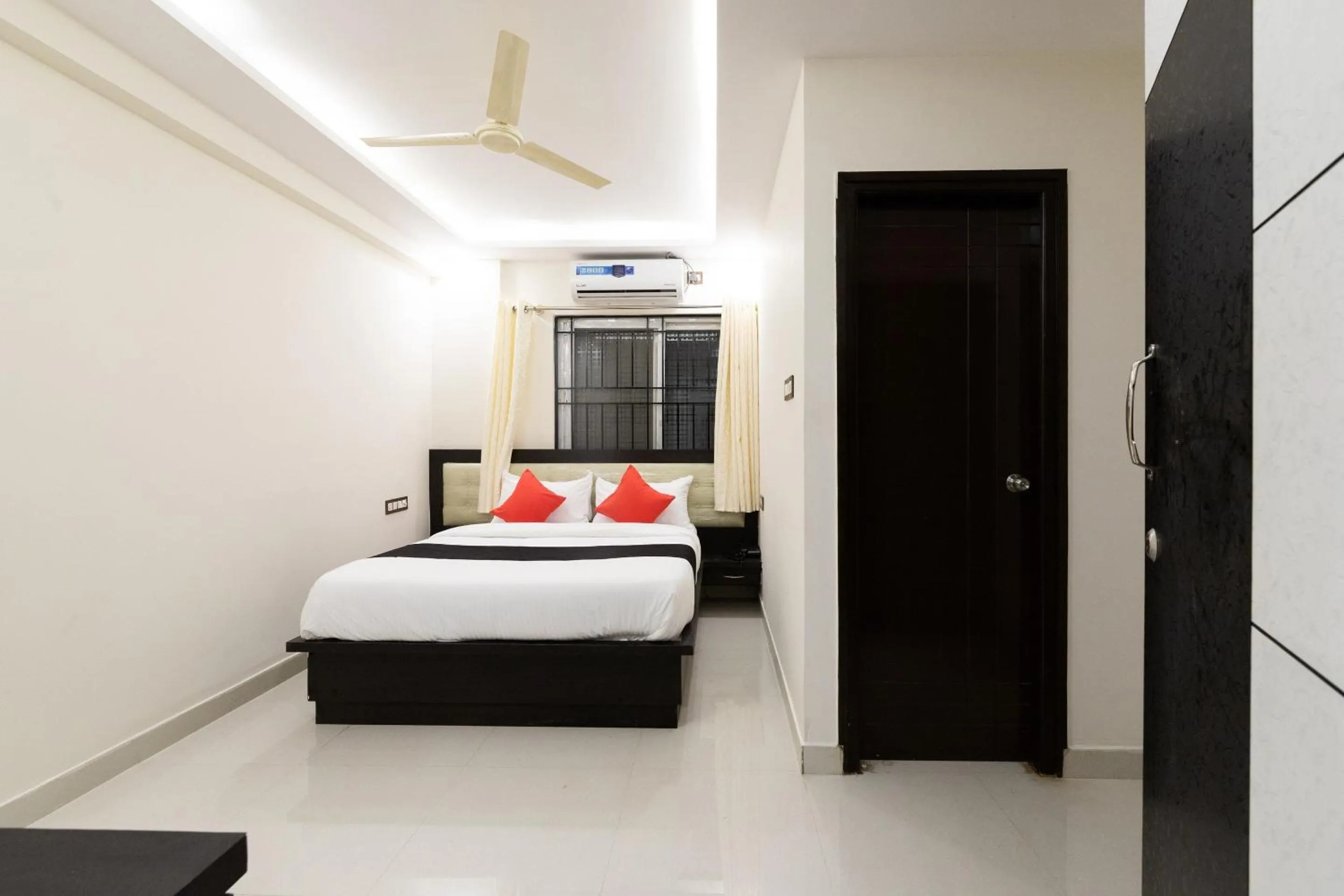 Bedroom, Bed in Capital O Regal suites