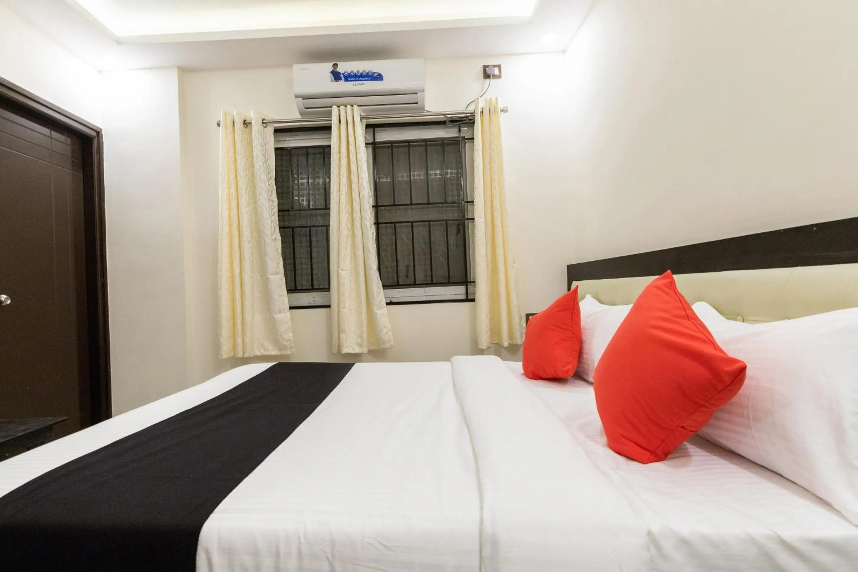 Bedroom, Bed in Capital O Regal suites