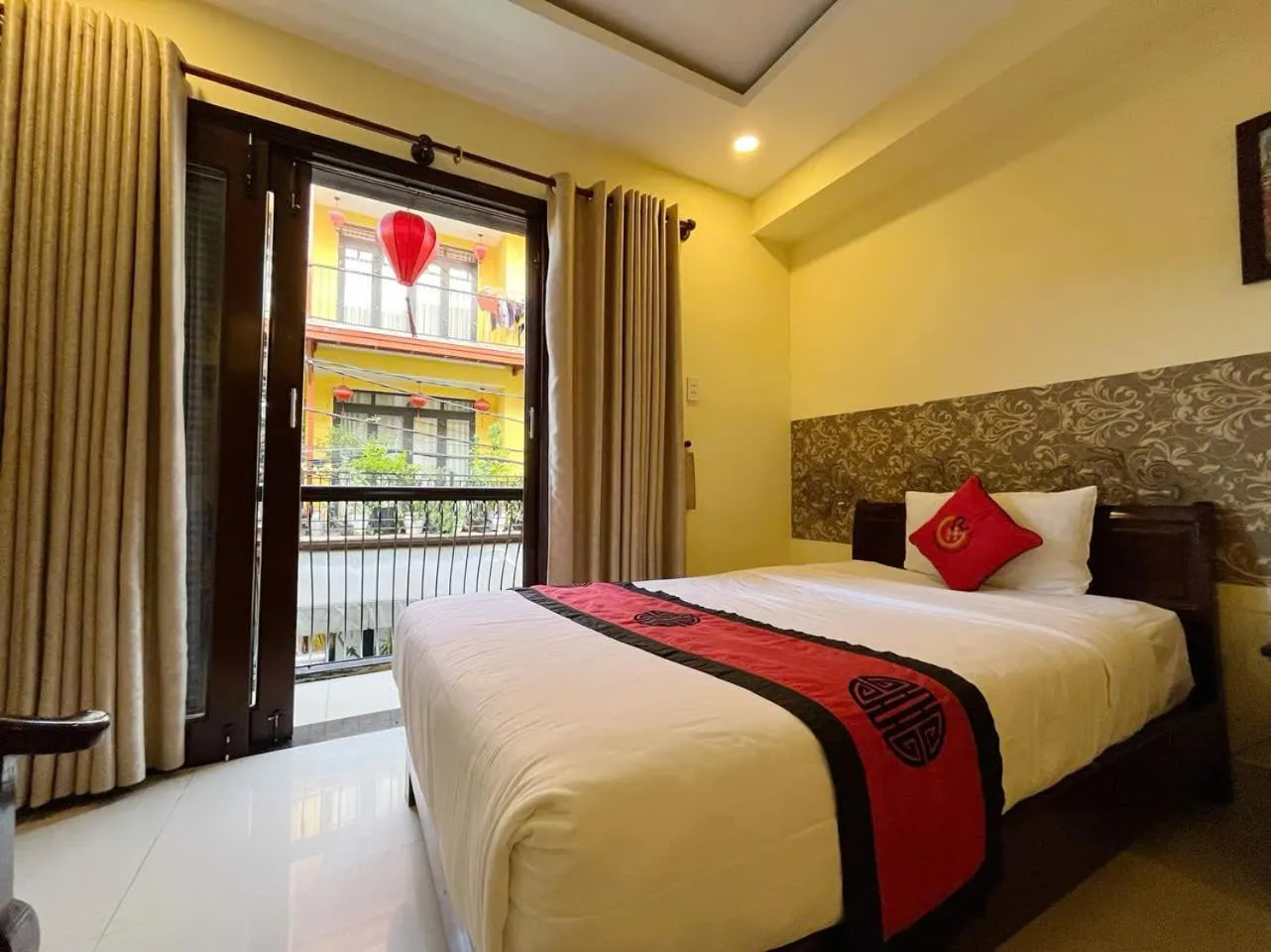 Bed in Golden River Hotel