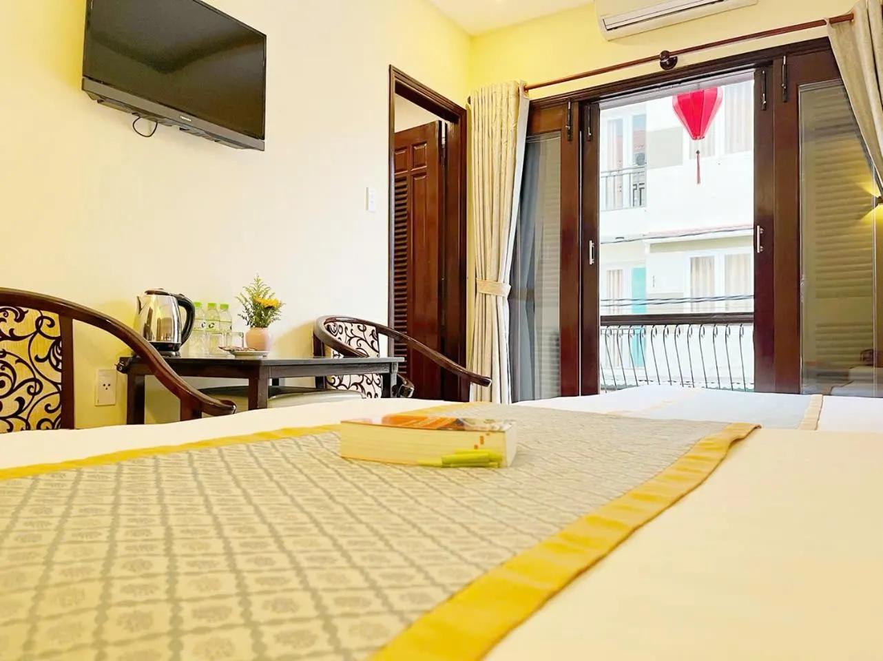 Communal lounge/ TV room, Bed in Golden River Hotel