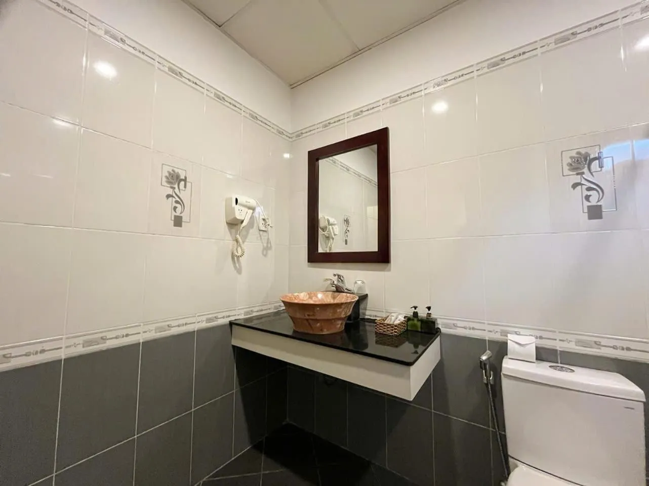 Toilet in Golden River Hotel