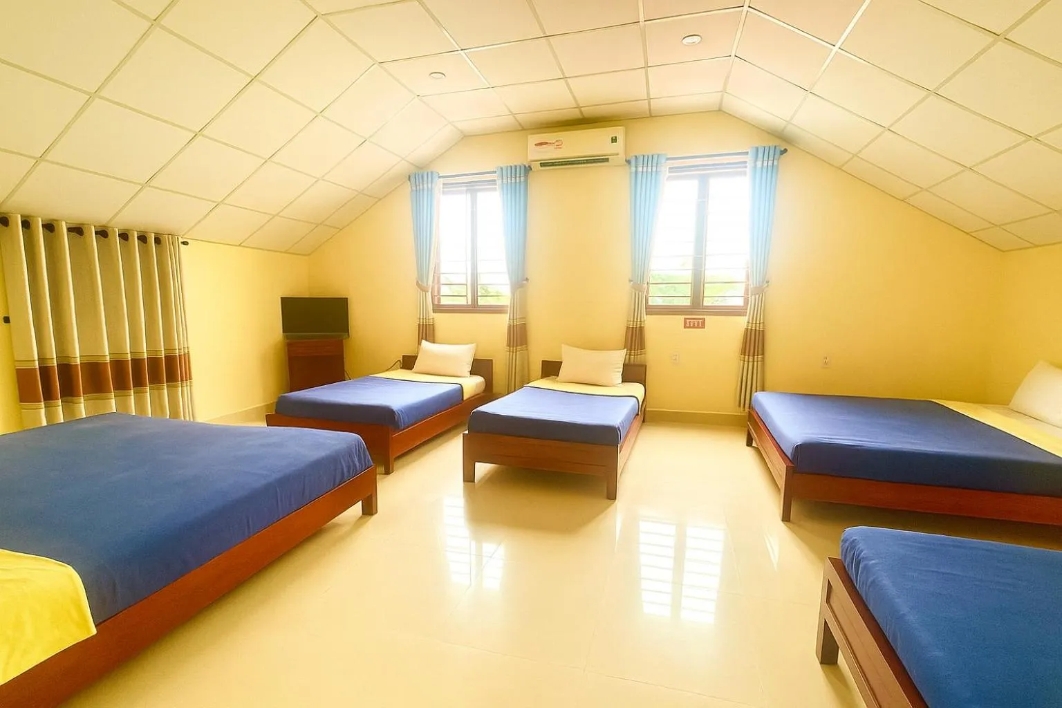 Bed in Golden River Hotel