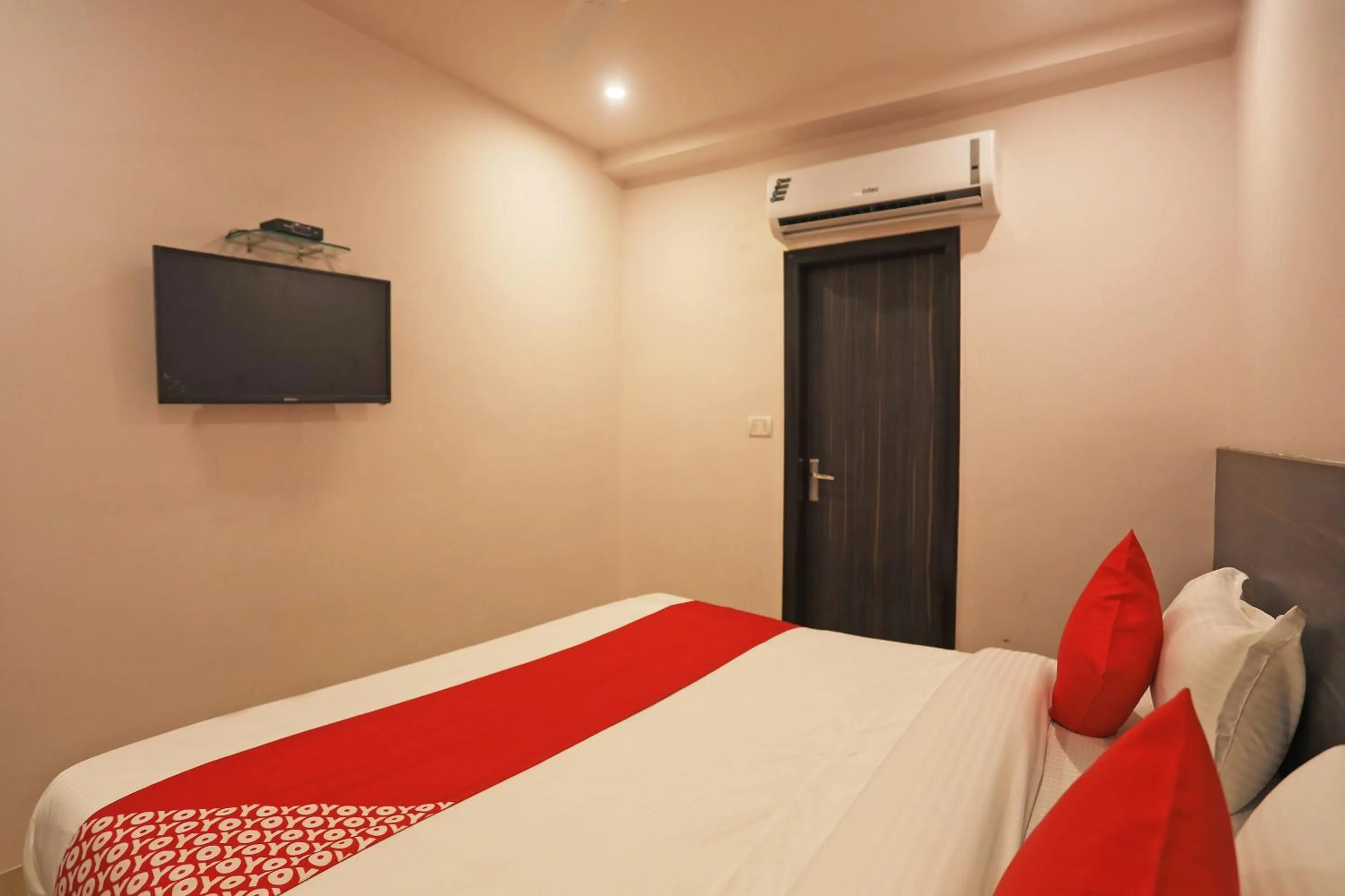 Bedroom in Hotel O DSG Residency