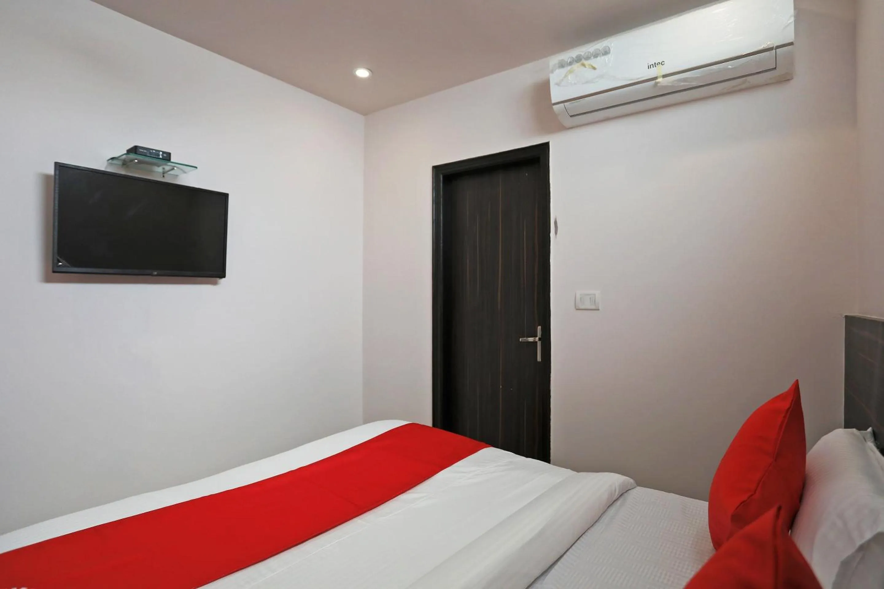 Bedroom in Hotel O DSG Residency