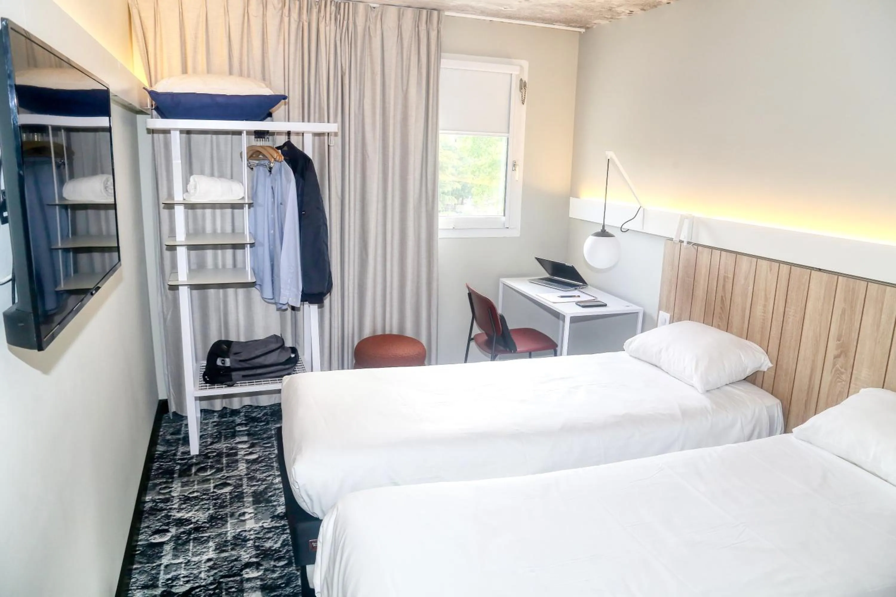 Bedroom, Bed in ibis Biarritz Anglet Aéroport