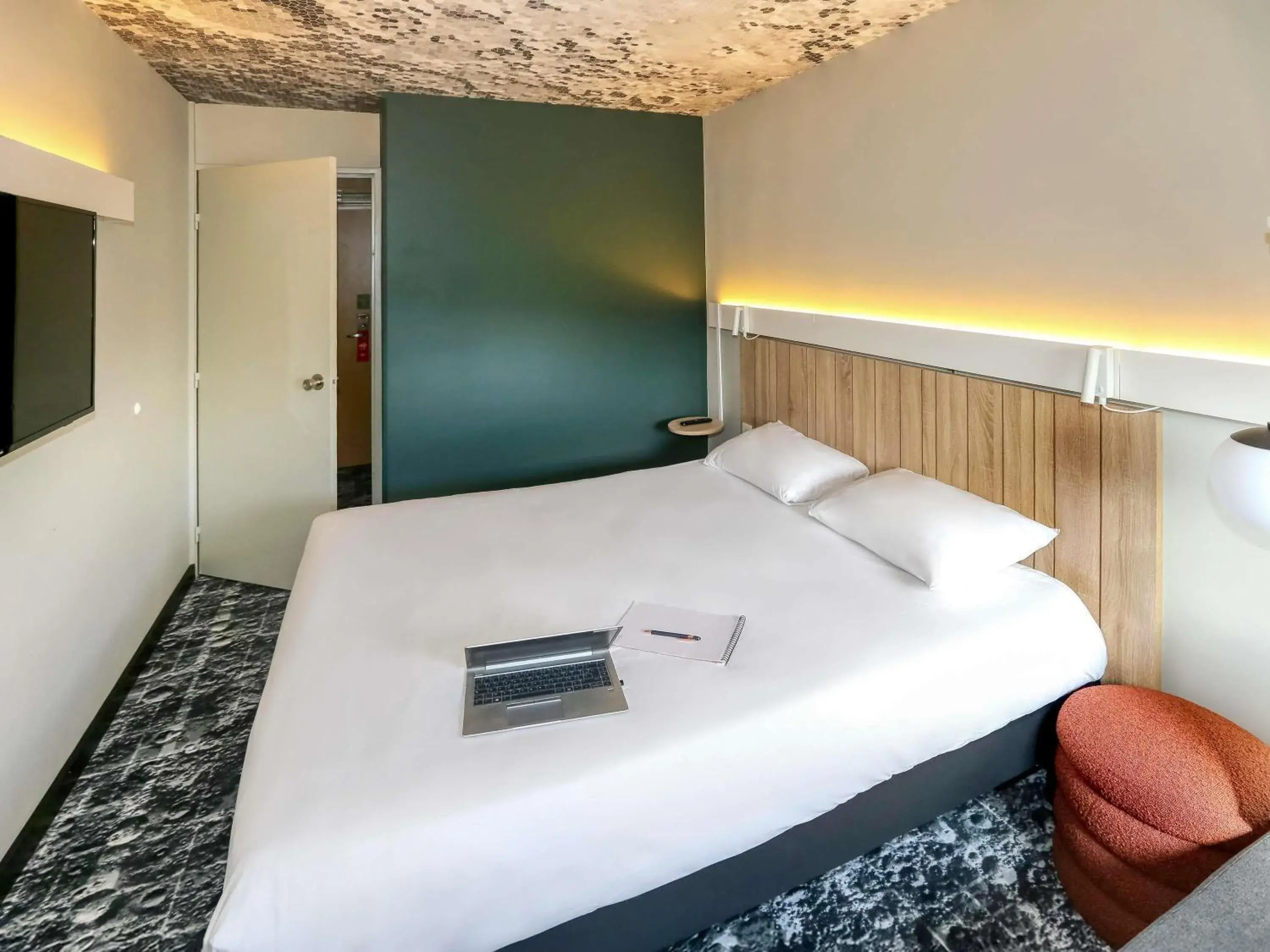 Bedroom, Bed in ibis Biarritz Anglet Aéroport Bedroom, Bed in ibis Biarritz Anglet Aéroport