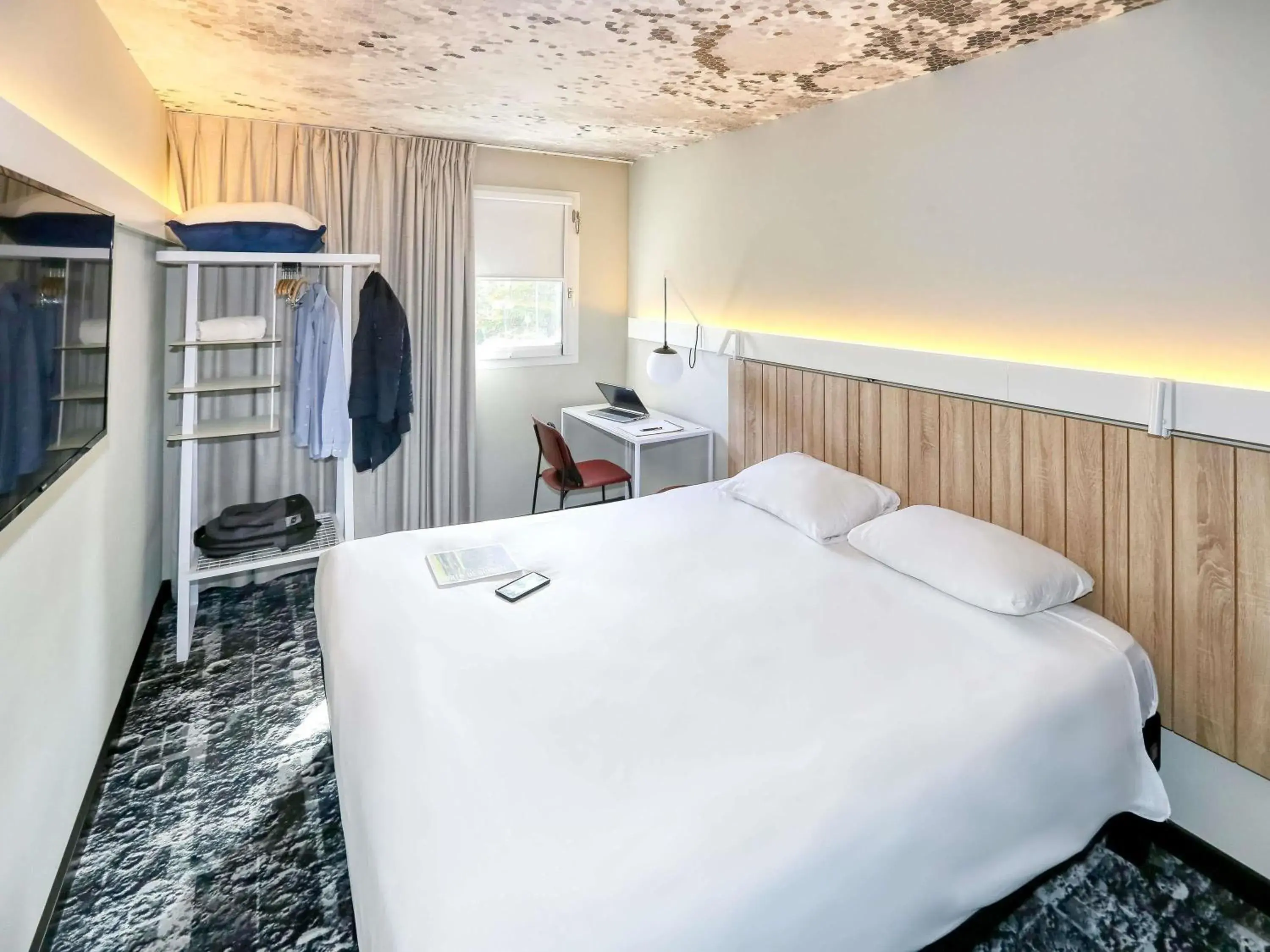 Property building, Bed in ibis Biarritz Anglet Aéroport Property building, Bed in ibis Biarritz Anglet Aéroport