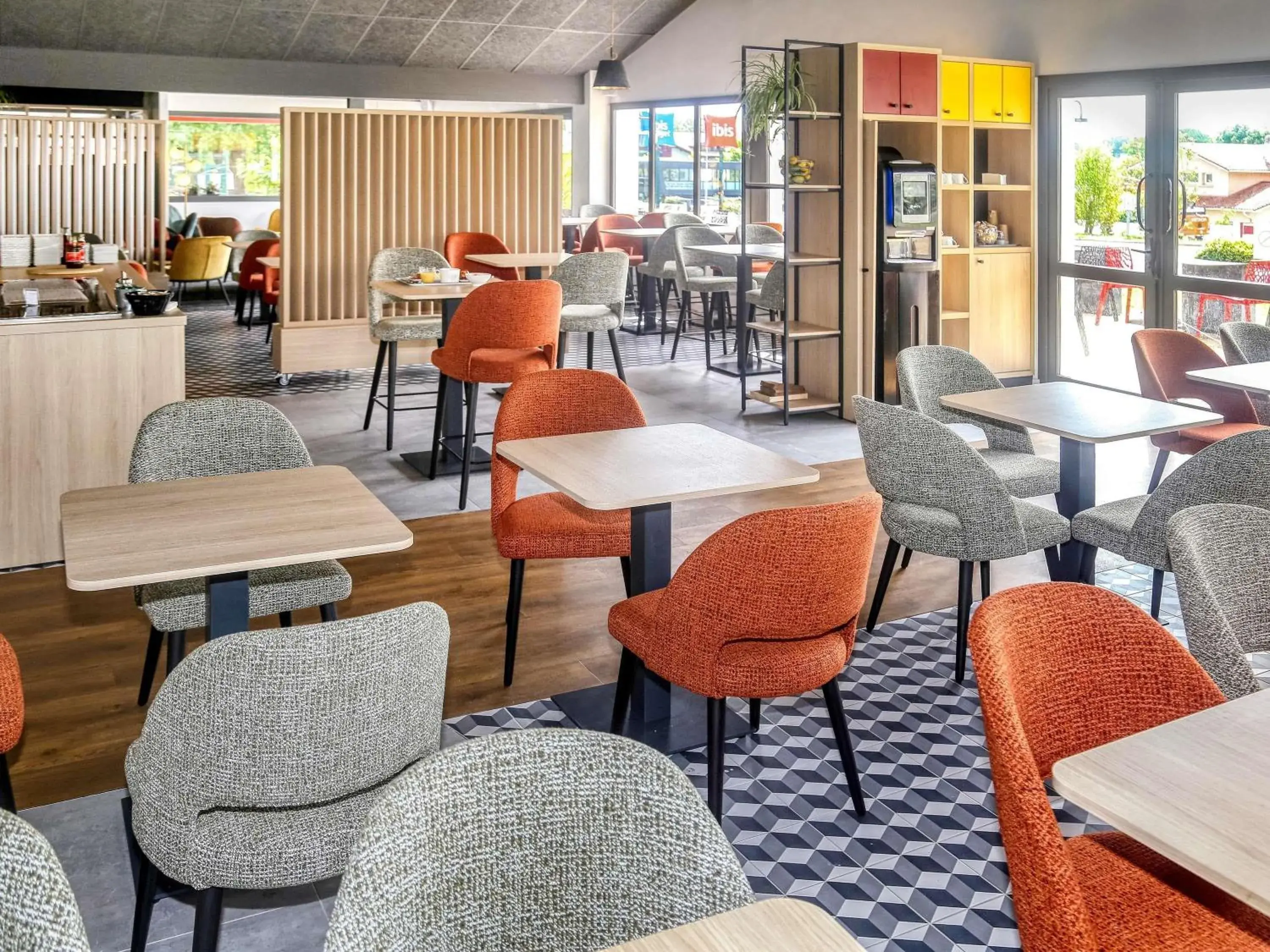 Lounge or bar in ibis Biarritz Anglet Aéroport Lounge or bar in ibis Biarritz Anglet Aéroport