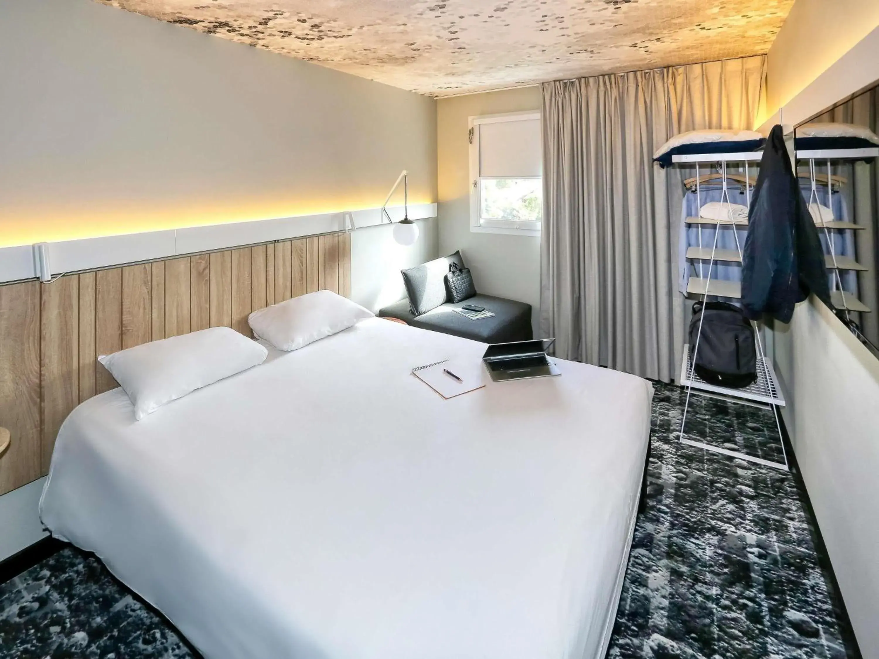 Bedroom, Bed in ibis Biarritz Anglet Aéroport Bedroom, Bed in ibis Biarritz Anglet Aéroport