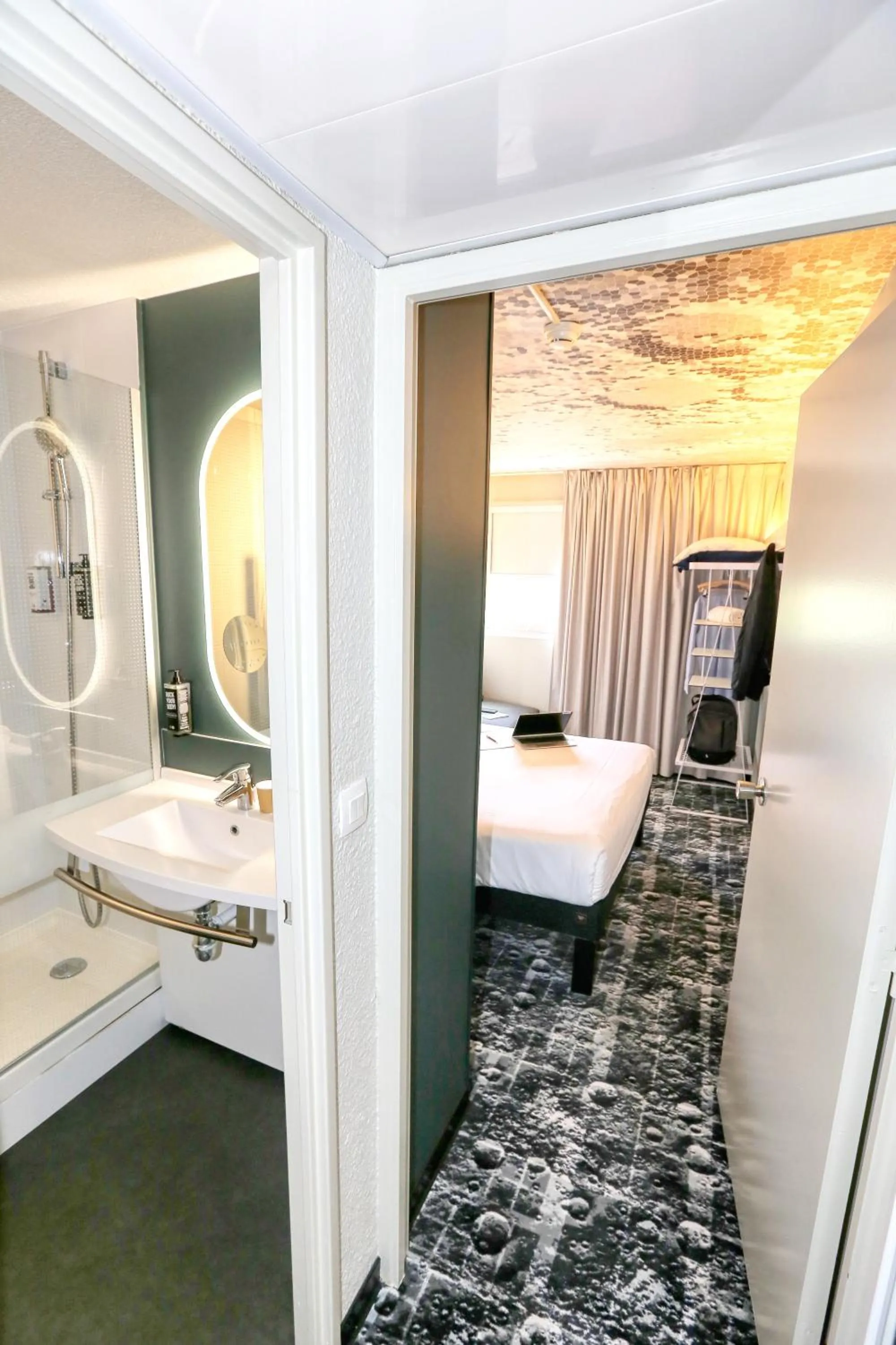 Bedroom, Bed in ibis Biarritz Anglet Aéroport