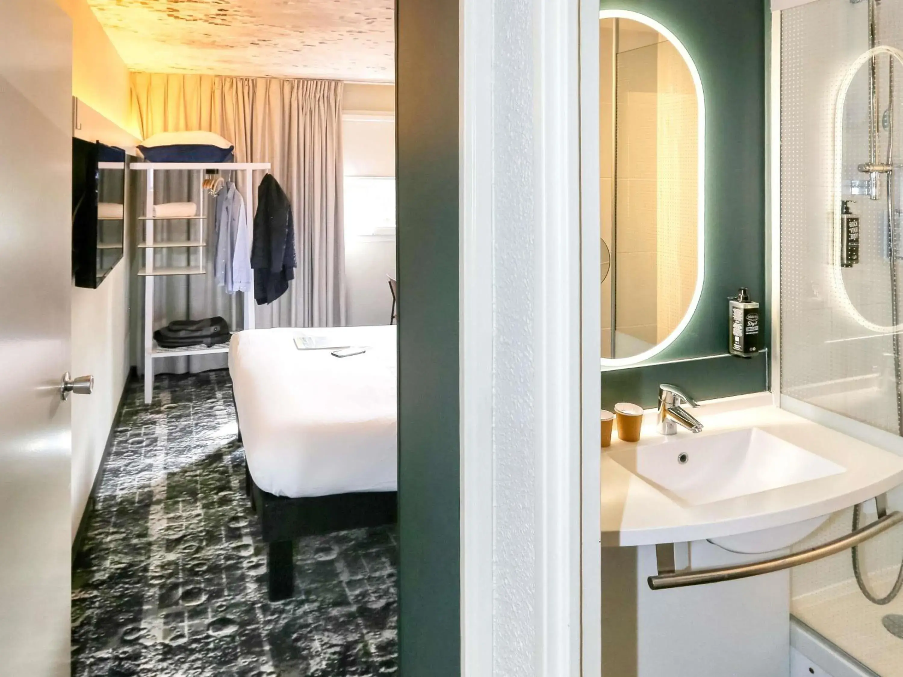 Bedroom, Bed in ibis Biarritz Anglet Aéroport Bedroom, Bed in ibis Biarritz Anglet Aéroport